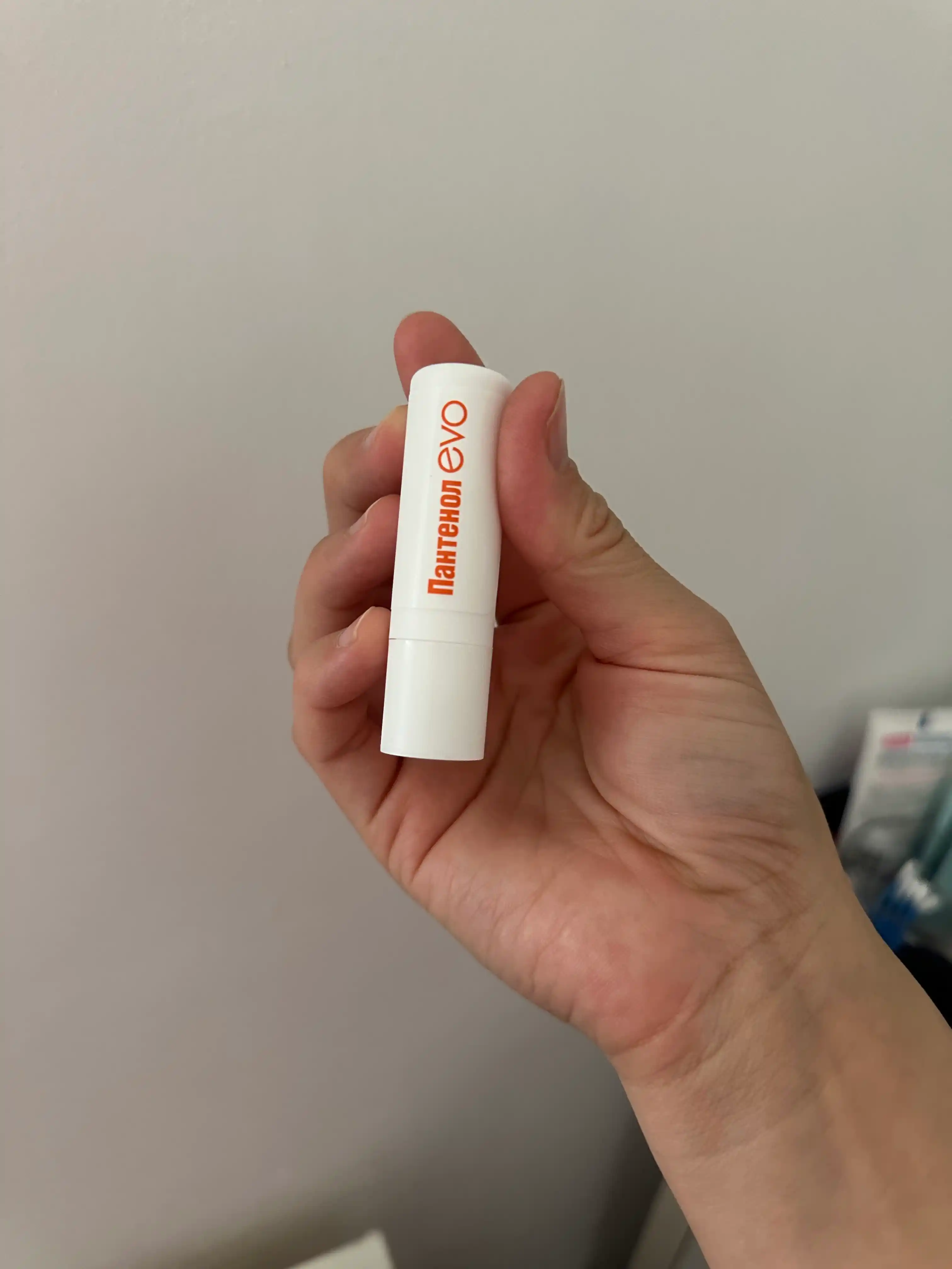 Quruq va shamollagan lab terisi uchun "Pantenol EVO" gigiyenik lab bo‘yog‘i, 2,8 g
