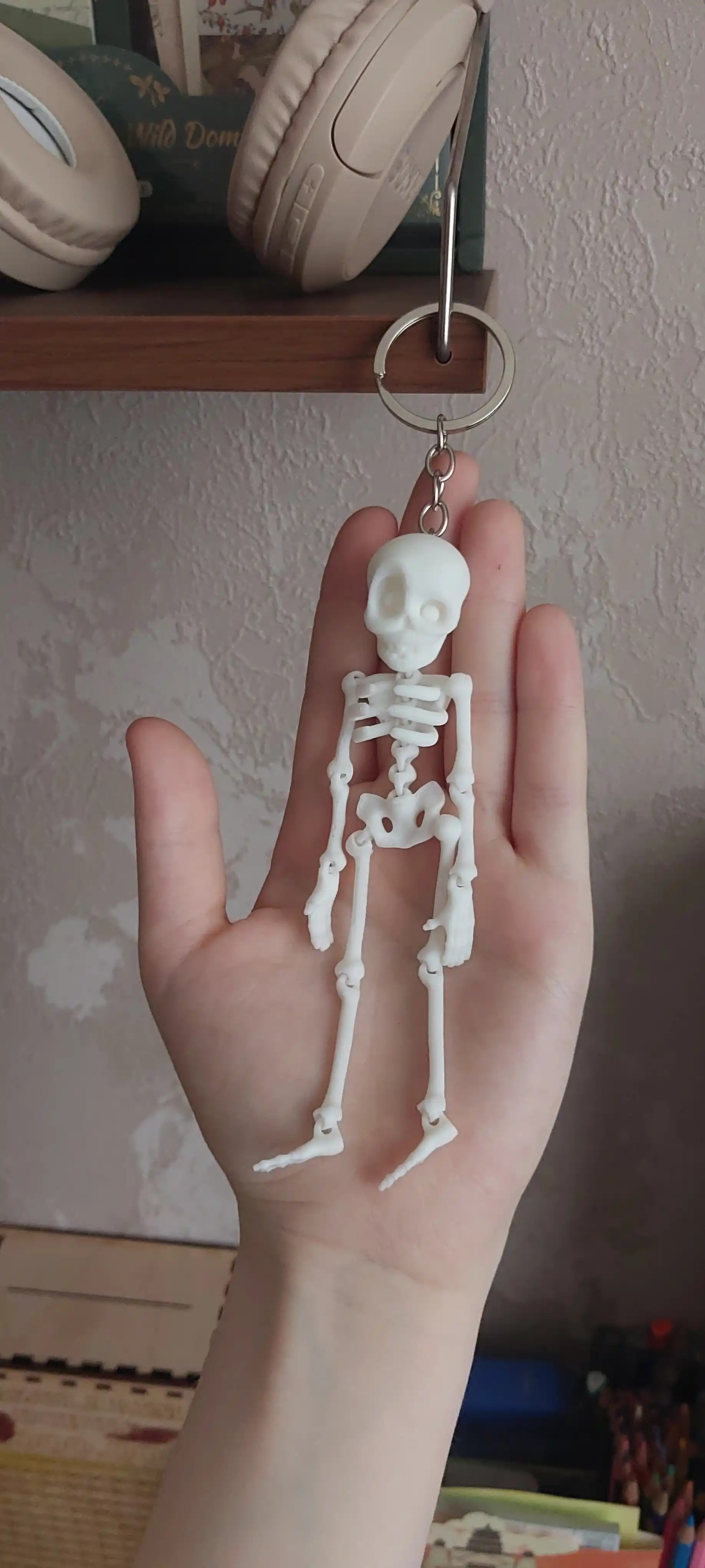 Qo‘zg‘aluvchan brelok odam skeleti, artikulyatsiyalangan brelok