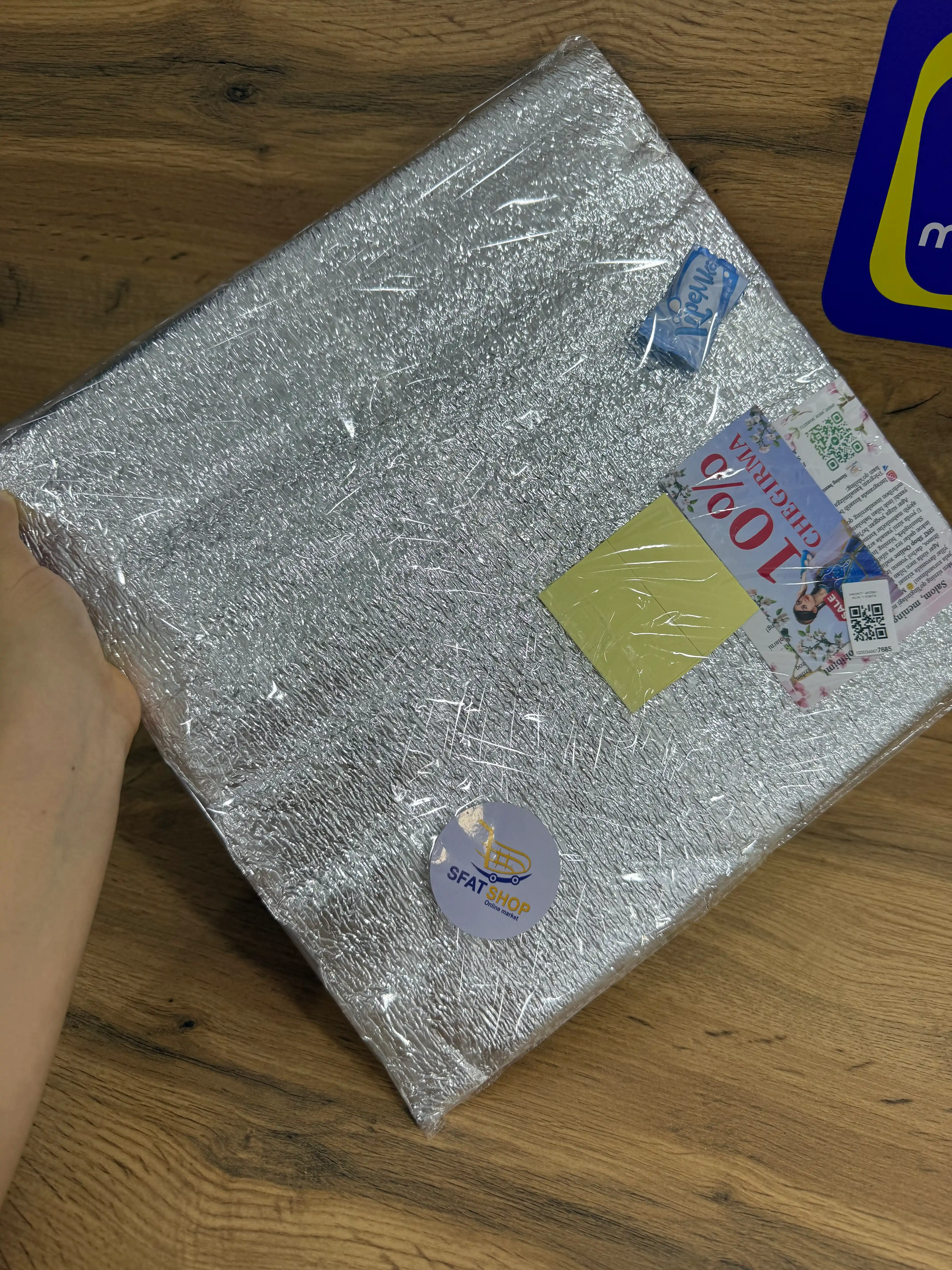 Devorga yopishtiriladigan, plastik oyna