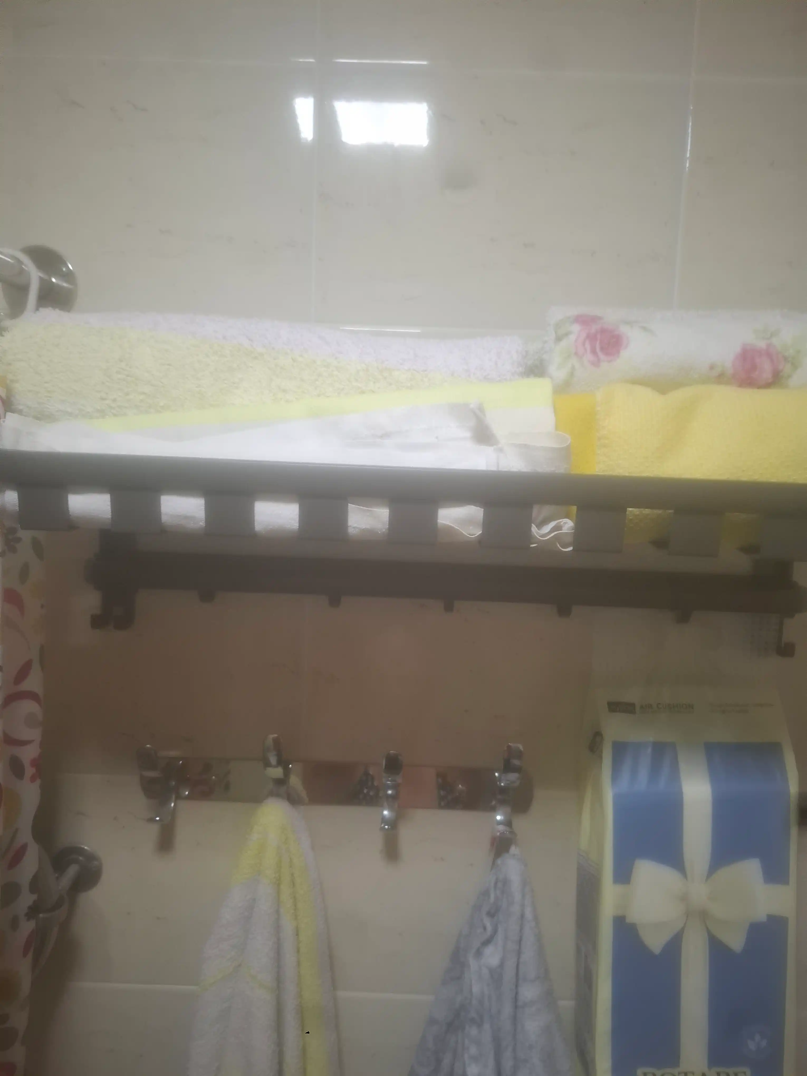 Vanna uchun devorga o‘rnatiladigan polka, sochiq osish va saqlash uchun qulay tuzilma