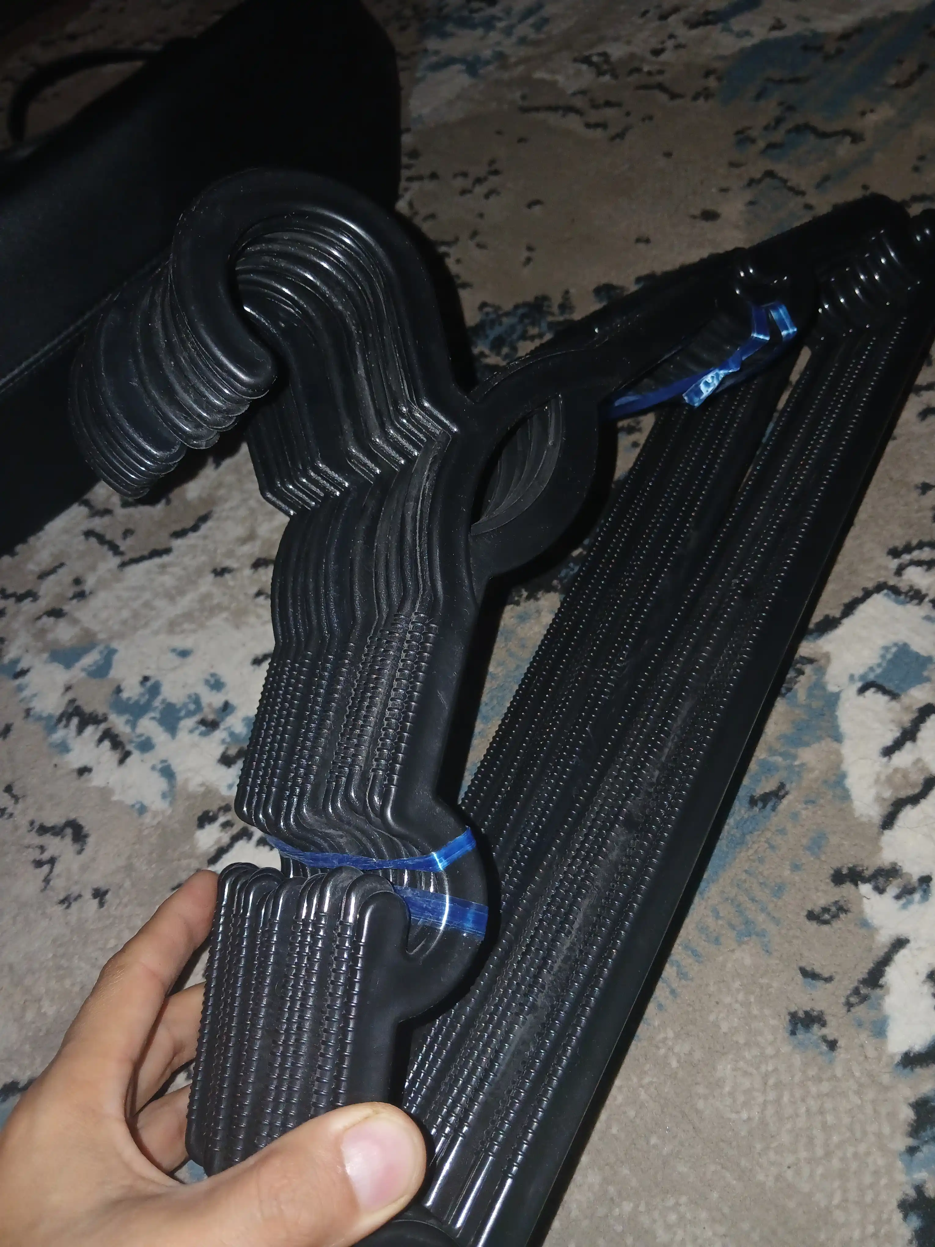 Ustki kiyim va shimlar uchun veshalkalar, plastmassa, tishli veshalka