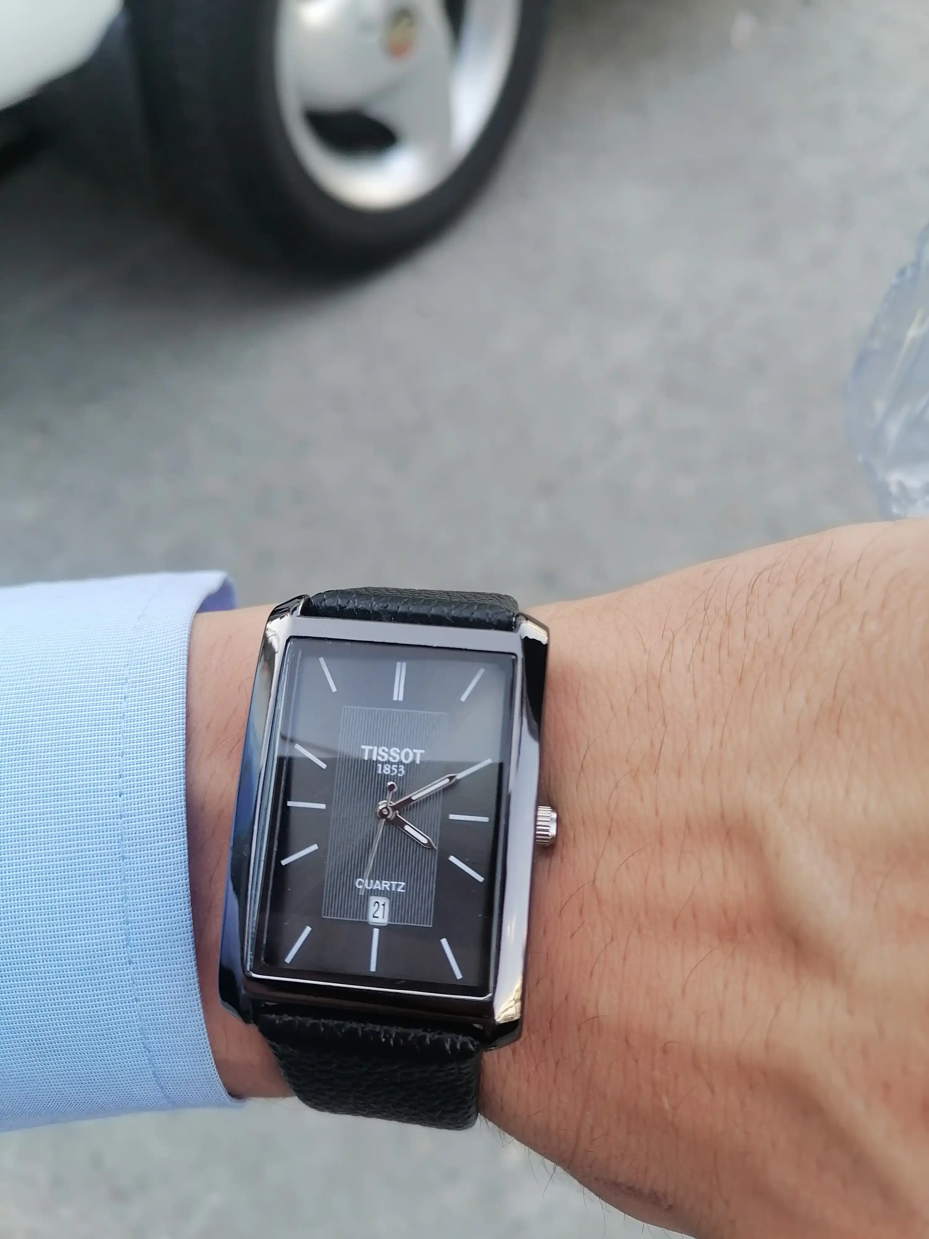 Erkaklar qo‘l soati — klassik dizayn, charm tasma, kvarts mexanizm, sana ko‘rsatkichi