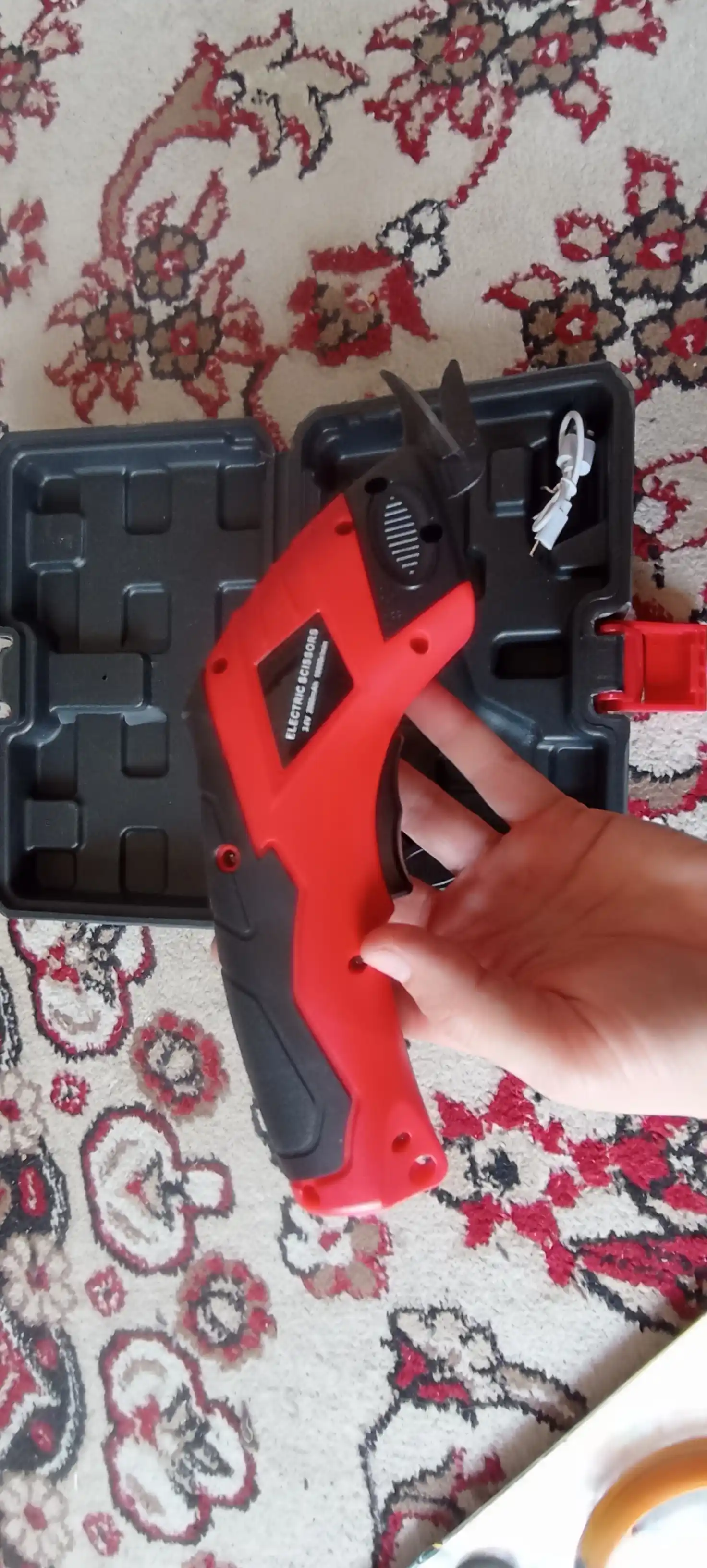 Simsiz akkumulyatorli elektr qaychi, mato, charm, karton va plastik uchun, 3.6 V