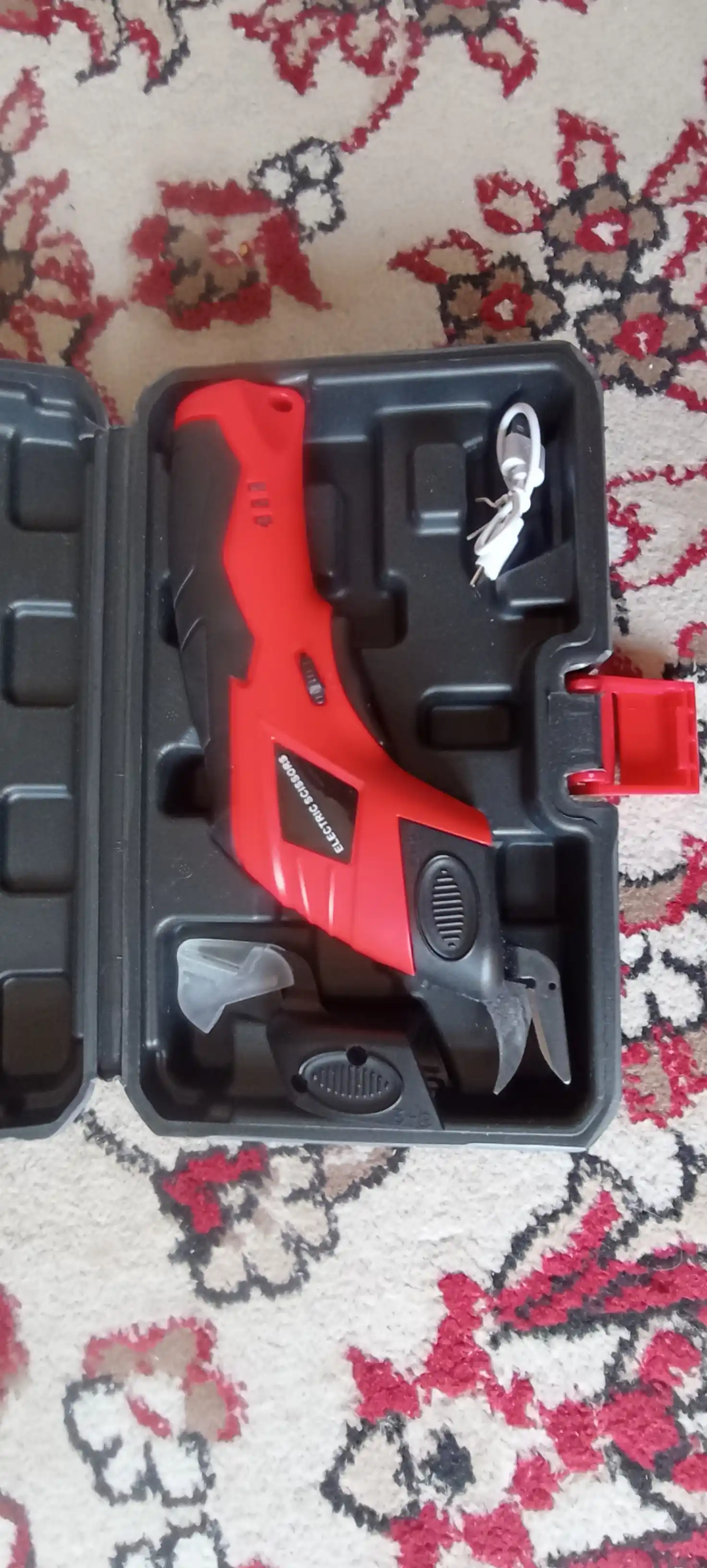 Simsiz akkumulyatorli elektr qaychi, mato, charm, karton va plastik uchun, 3.6 V
