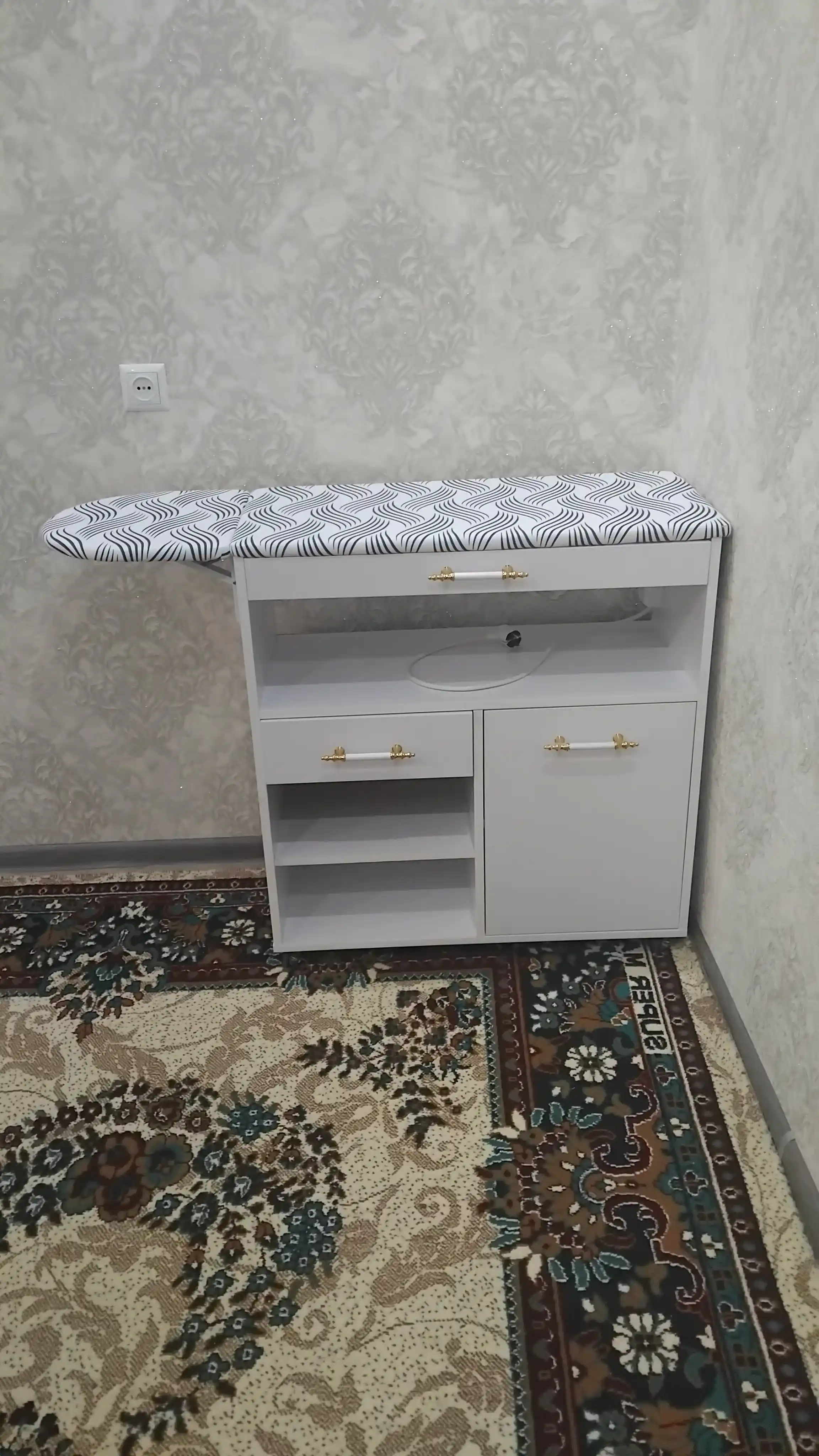 Ko‘p funksiyali dazmollash shkafi, tokchali, suriladigan quritgichli 83*37*77
