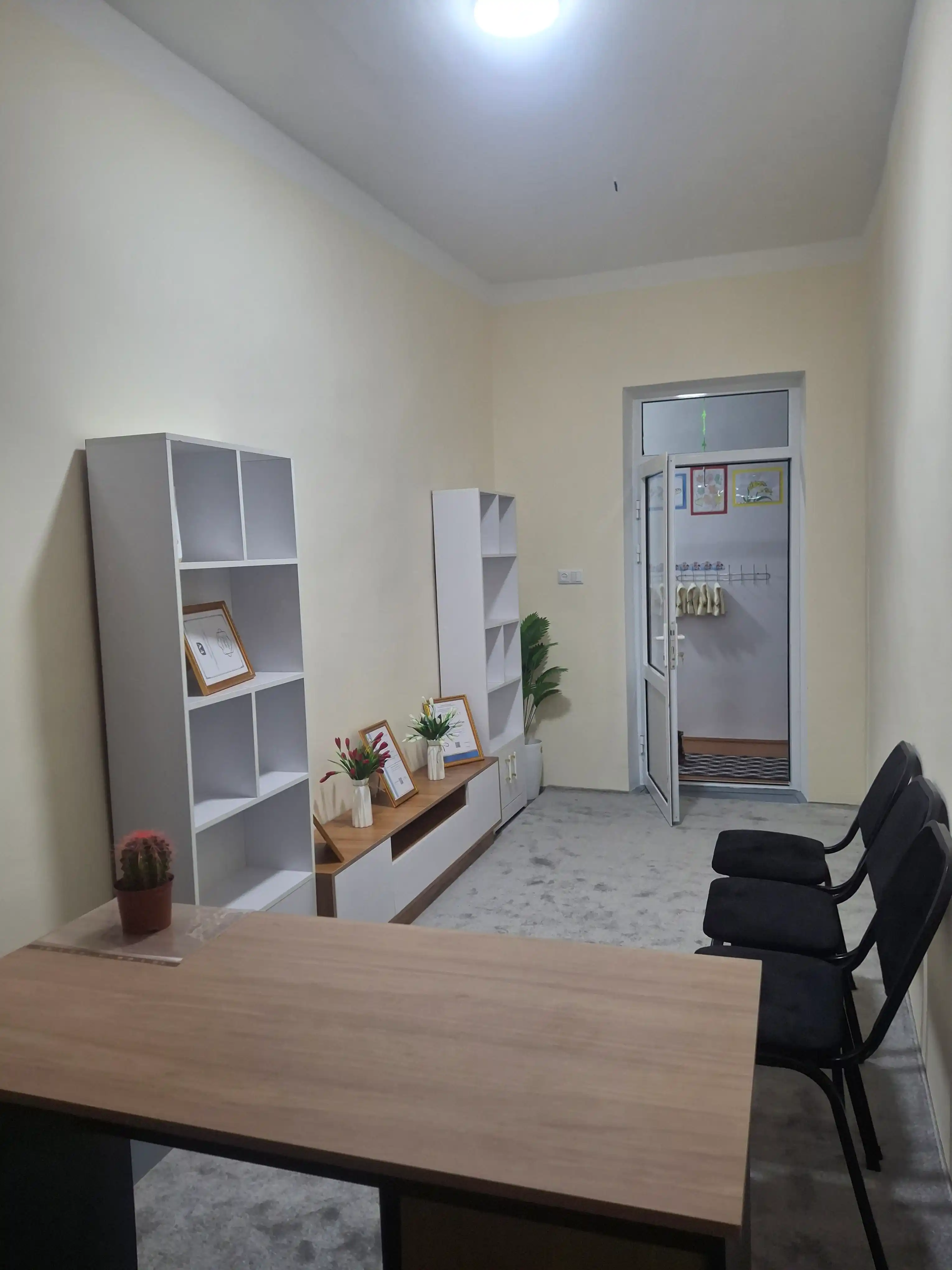 Televizor tagligi TV tumba TUN keng tokchalar bilan, to'liq yig'ilgan, 150/160/170x40x30sm