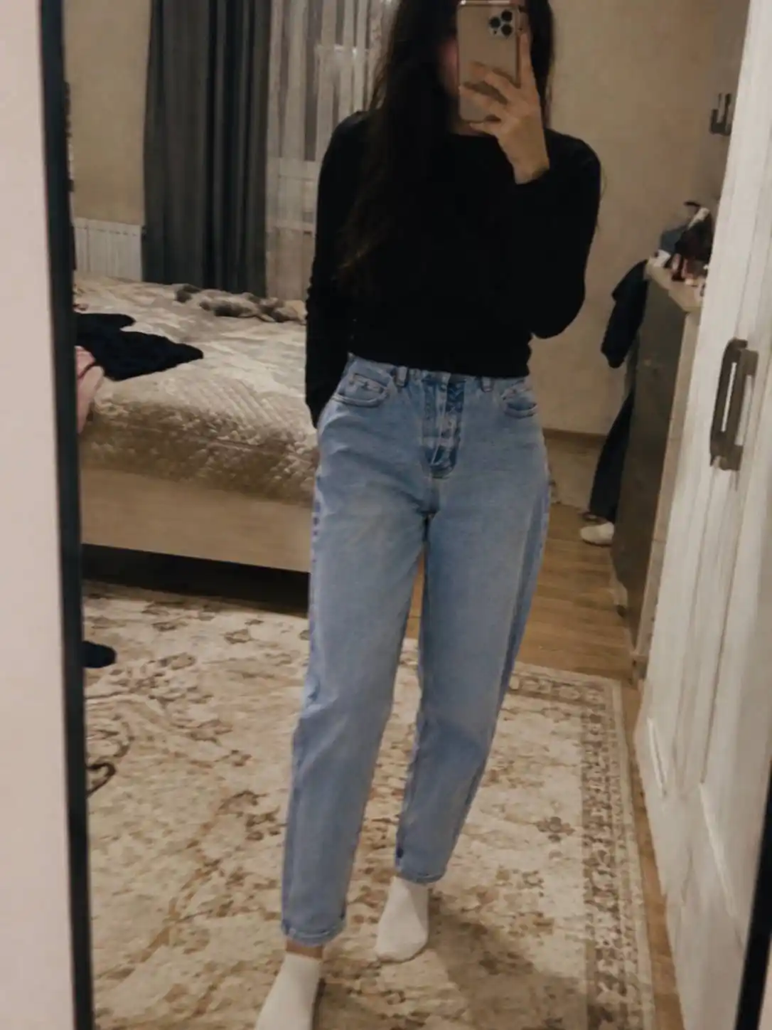 Ayollar uchun baland belli mom jeans – turli rangdagi denim shimlar, jinsi shimlar