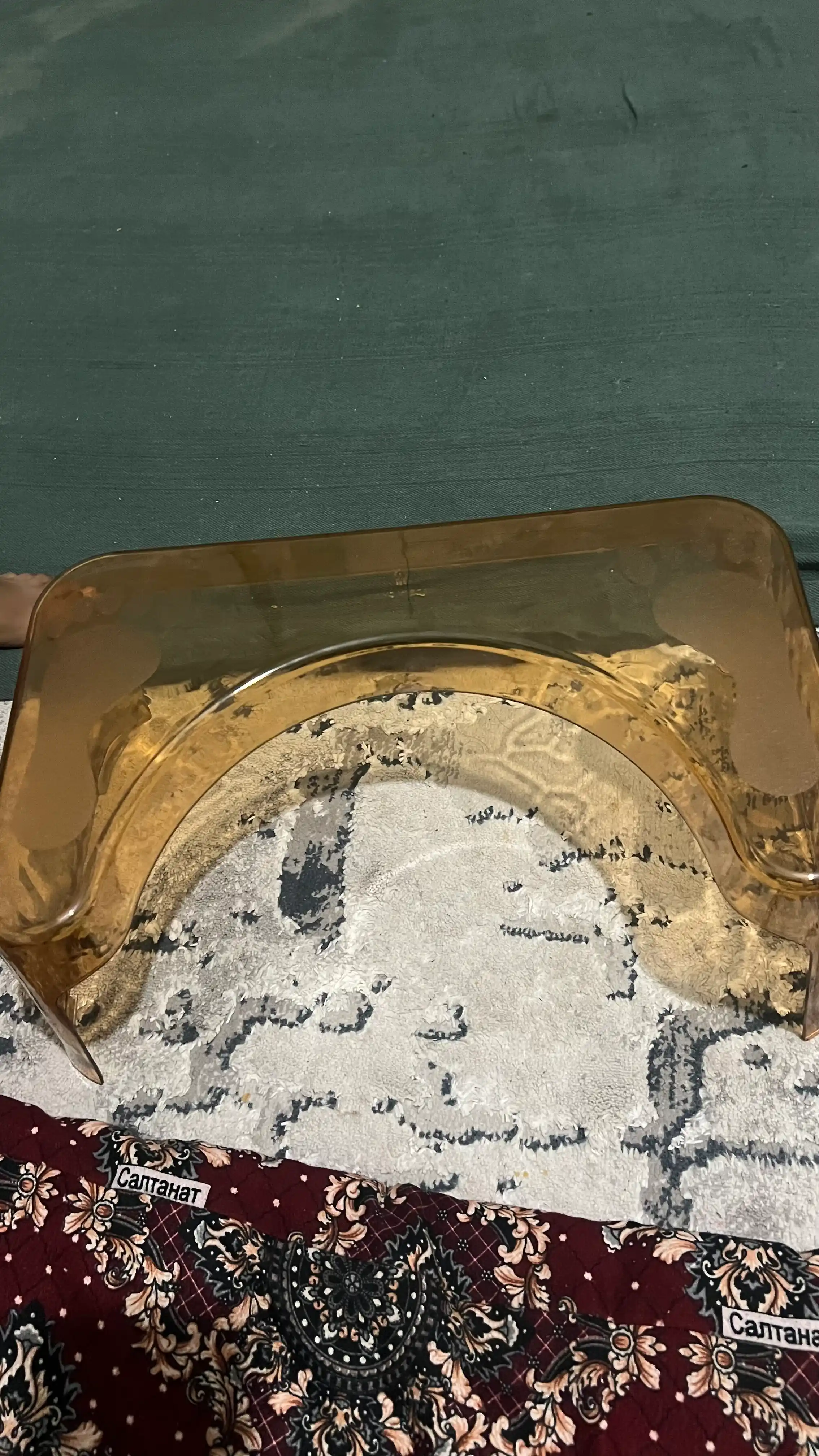 Plastik axlat chelagi, paket uchun mahkamlovchi halqa bilan