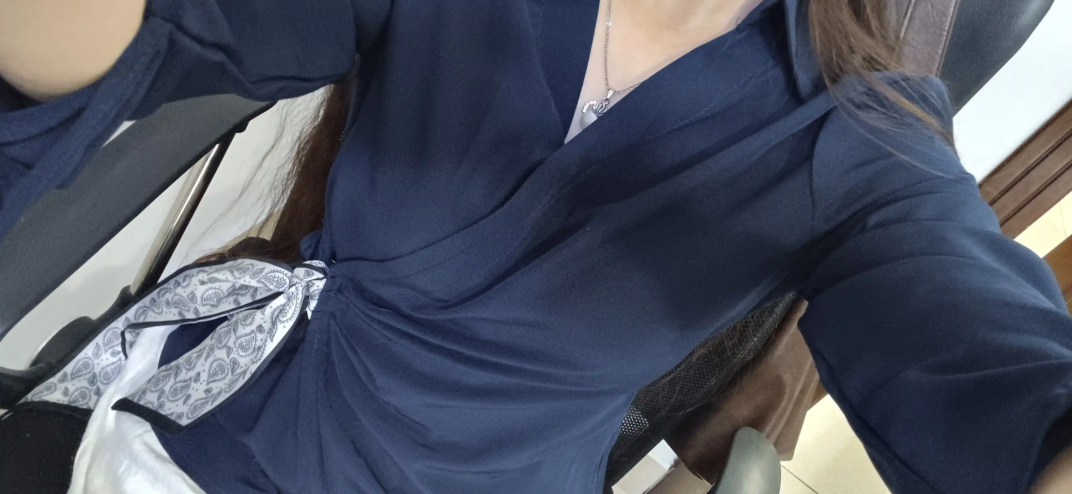 Ayollar uchun assimetrik ko‘ylak-bluzka,oversize fason, bog‘ichli dizayn, uzun yeng, M-XXL