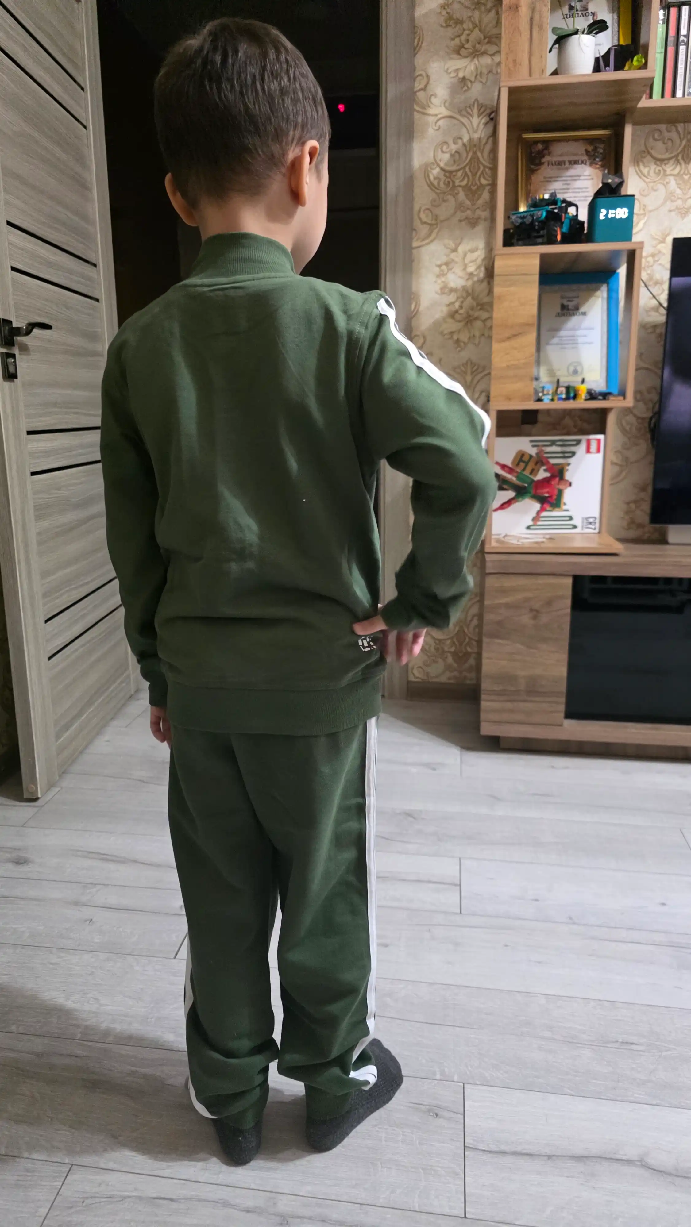 O'g'il bolalar va qizlar uchun sport kostyumi, zamokli va chiziqli