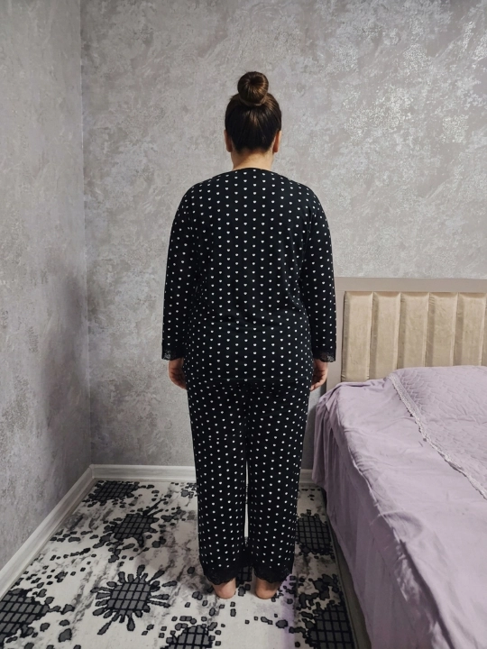 Katta o‘lchamdagi ayollar pijamasi, to‘rli yengli futbolka va keng shim