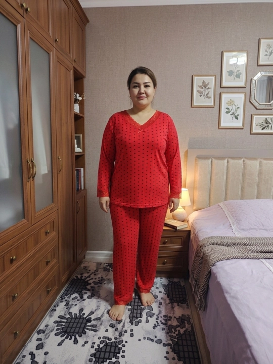 Katta o‘lchamdagi ayollar pijamasi, to‘rli yengli futbolka va keng shim