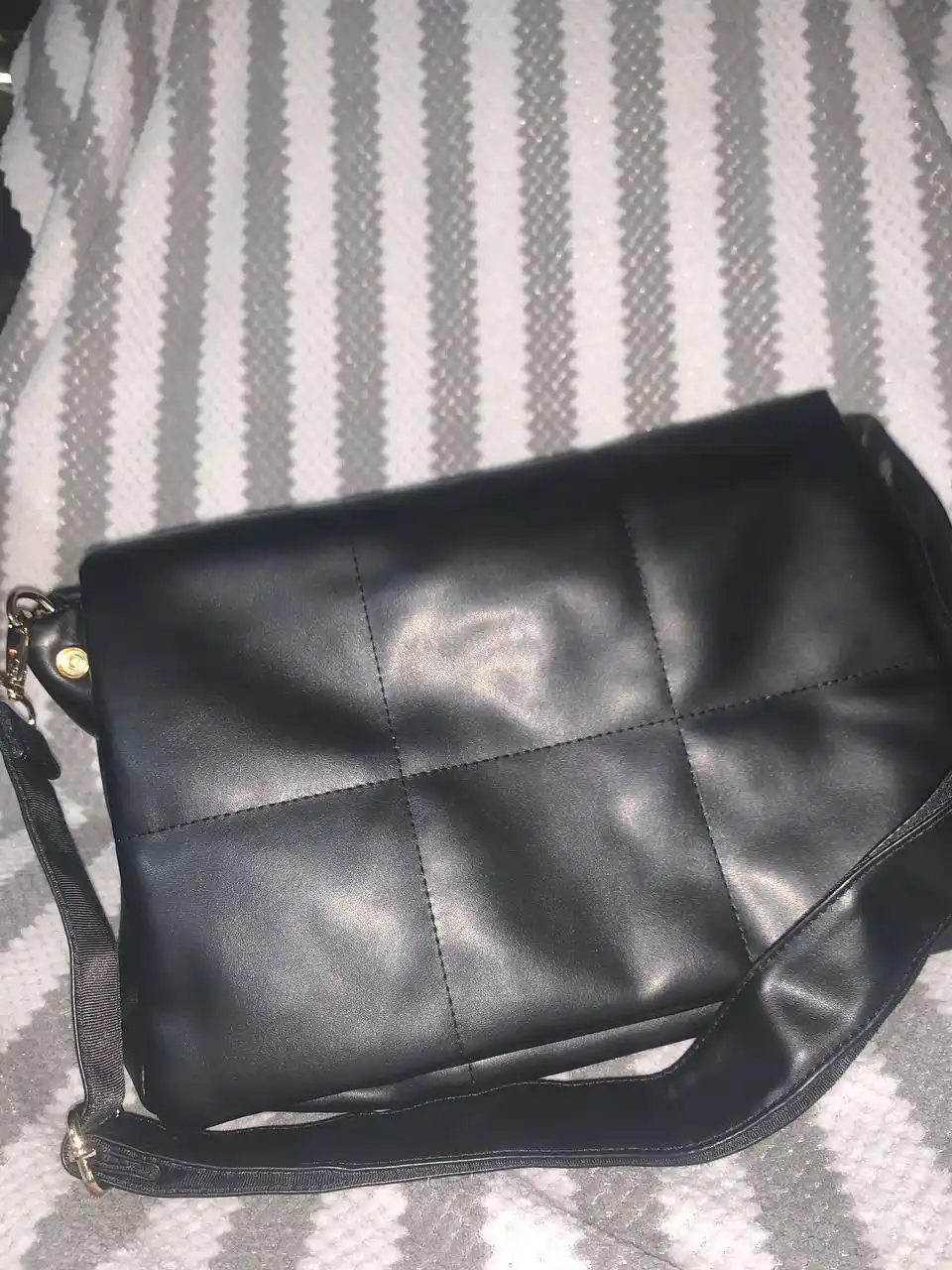 Ayollar uchun yelkama sumka, eko charm, A4 formatli