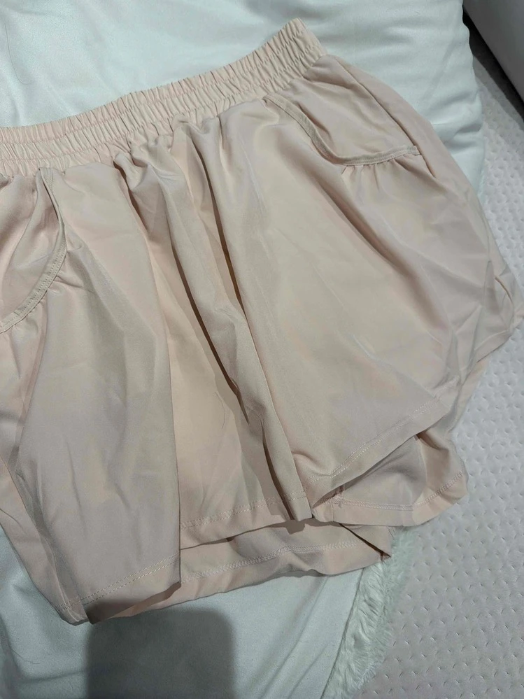 Ayollar sport shortigi, ikki qavatli, velosipedlar bilan, baland o‘rindiqda, taytslar bilan