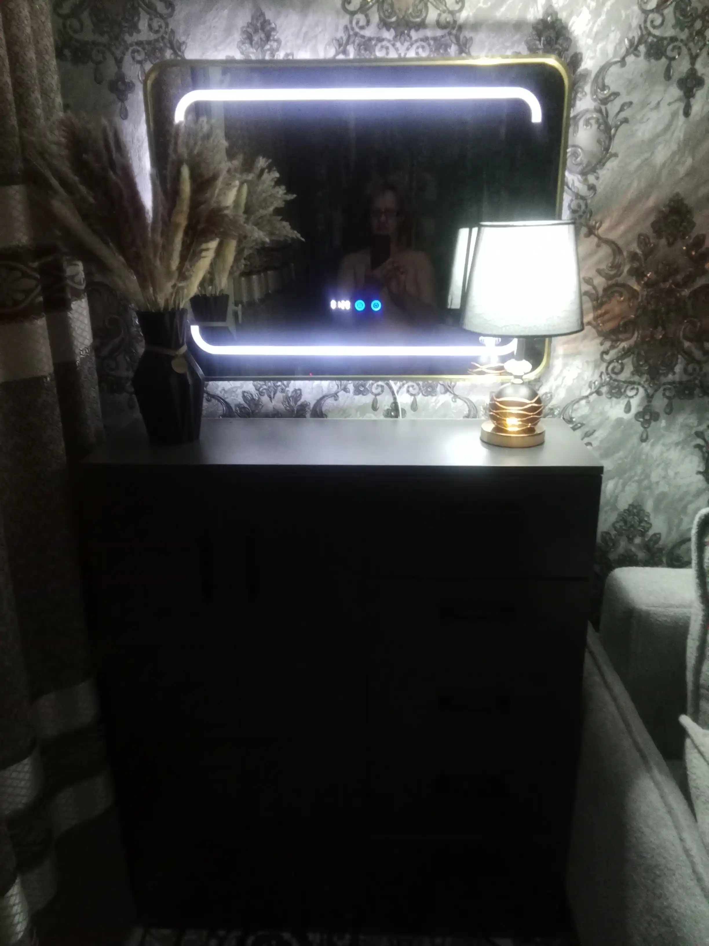 To‘rtburchak LED ko‘zgu 60×80 sm, soat, tumanga qarshi, vannaxona uchun