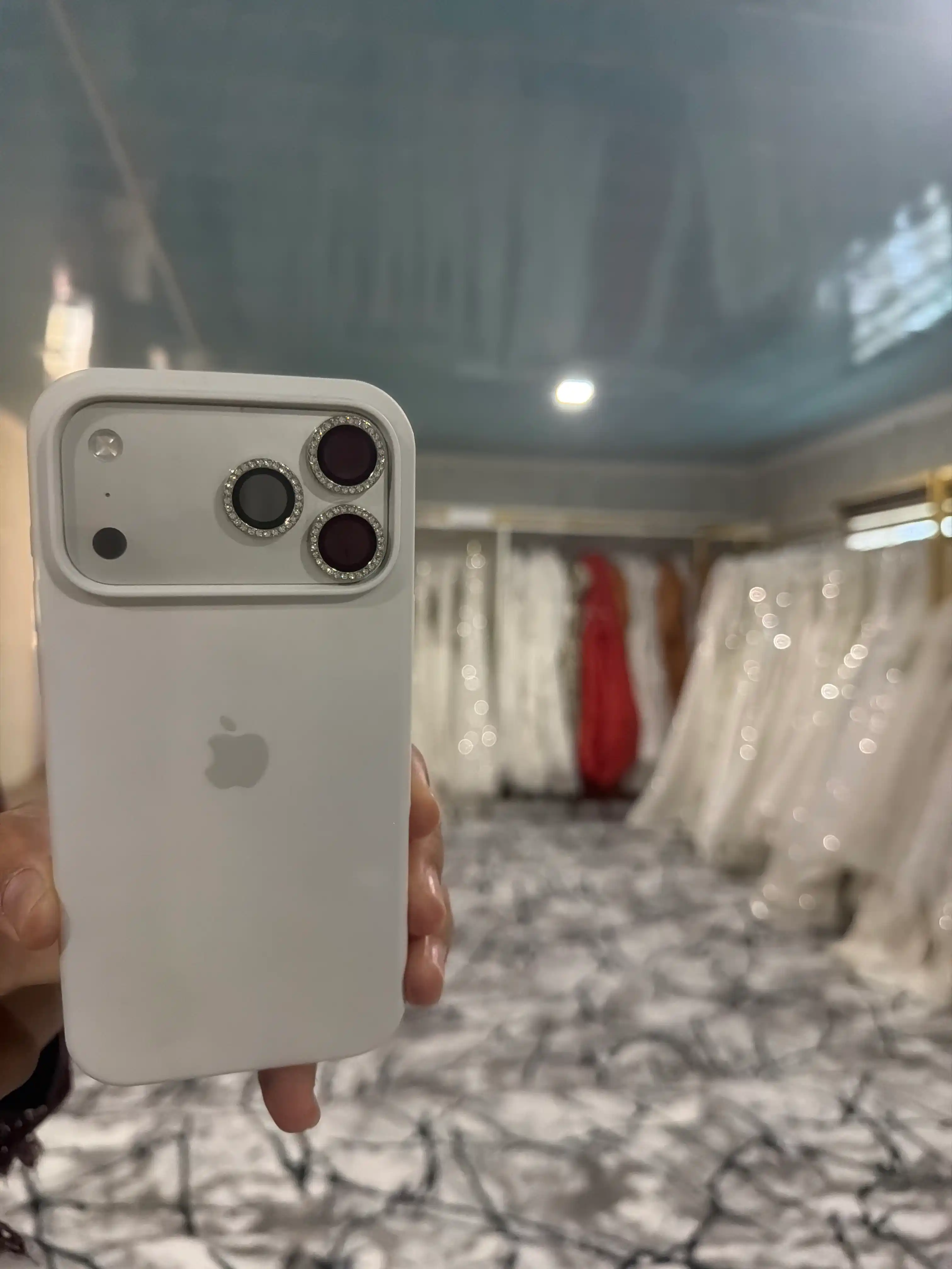 Силиконовый чехол с логотипом для iPhone 17 Pro Max/18 Pro Max бортик 1.5 мм