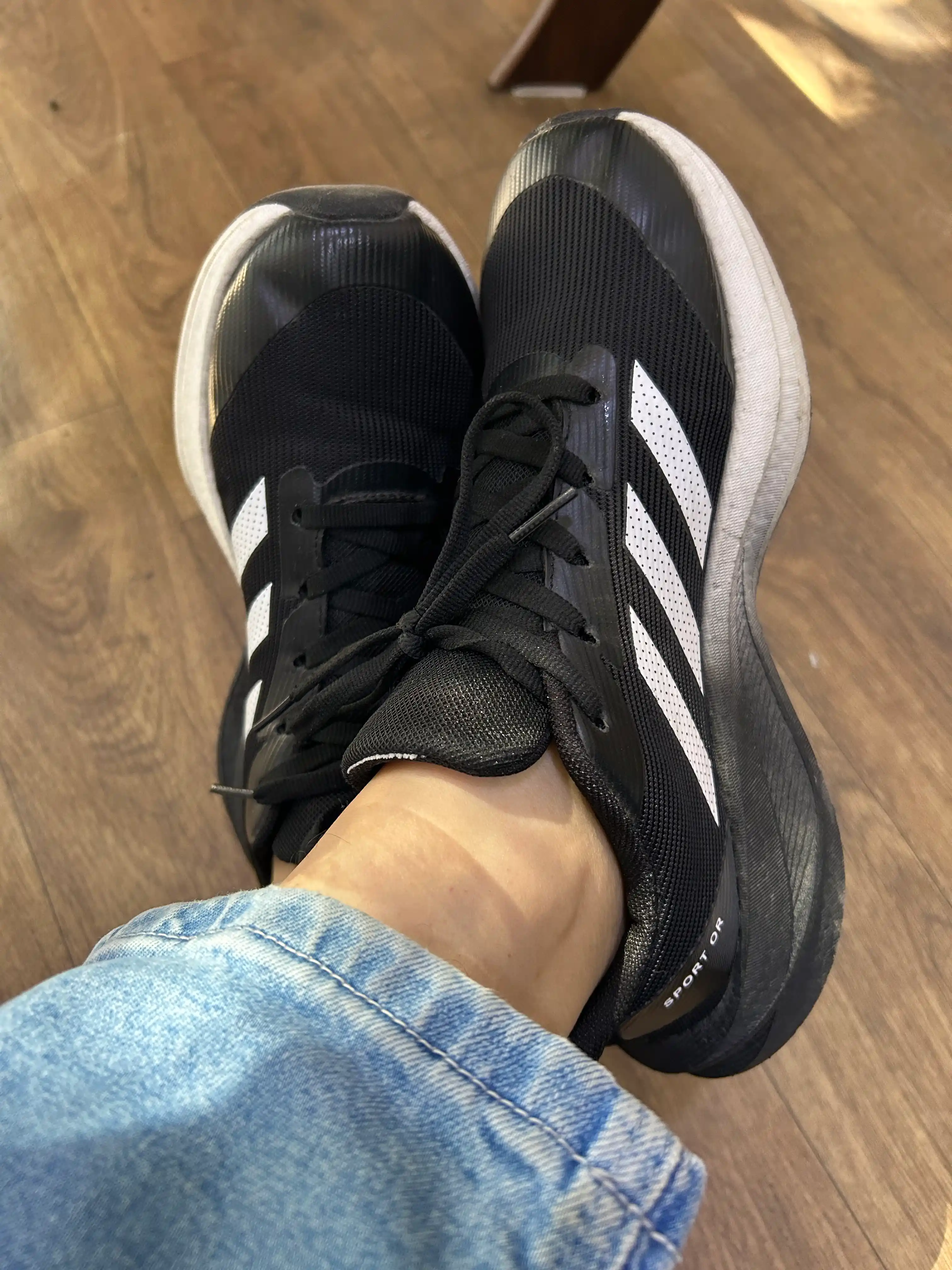 Erkaklar sport krossovkasi, yugurish va kundalik kiyish uchun yengil va qulay oyoq kiyim