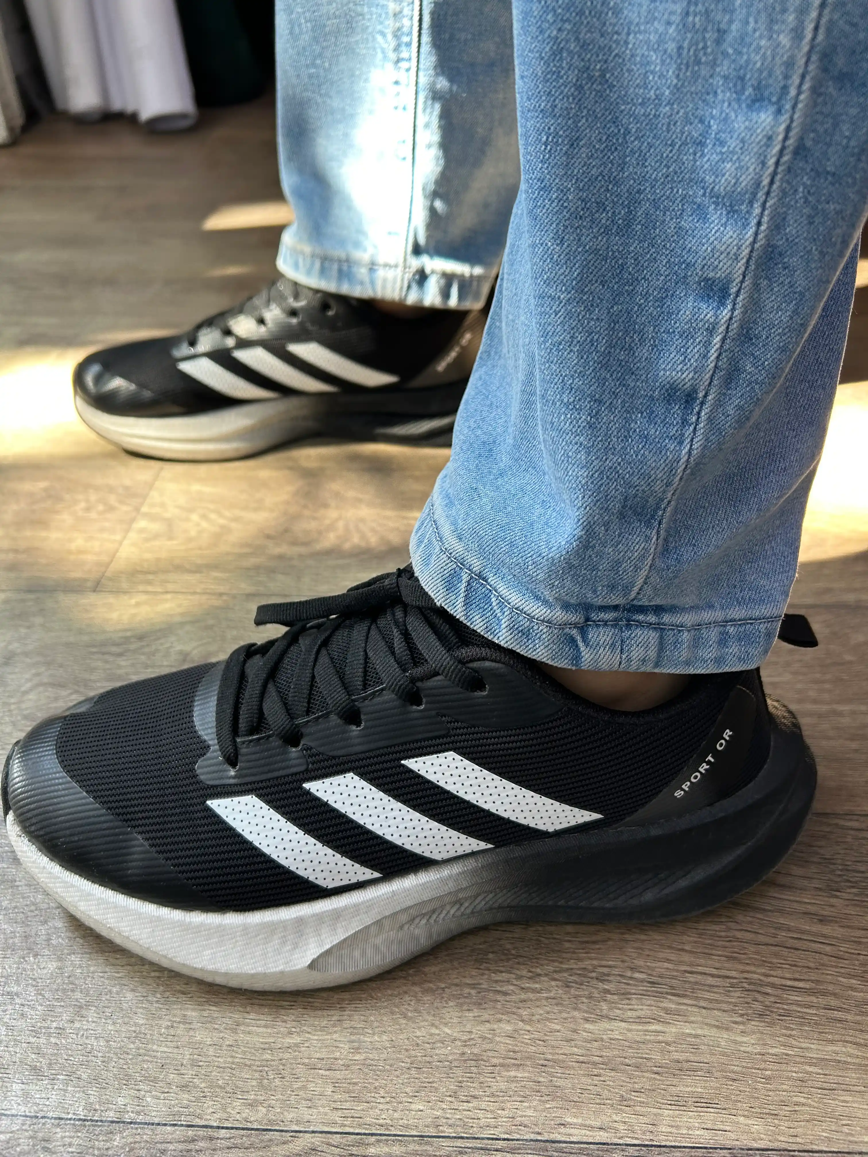 Erkaklar sport krossovkasi, yugurish va kundalik kiyish uchun yengil va qulay oyoq kiyim
