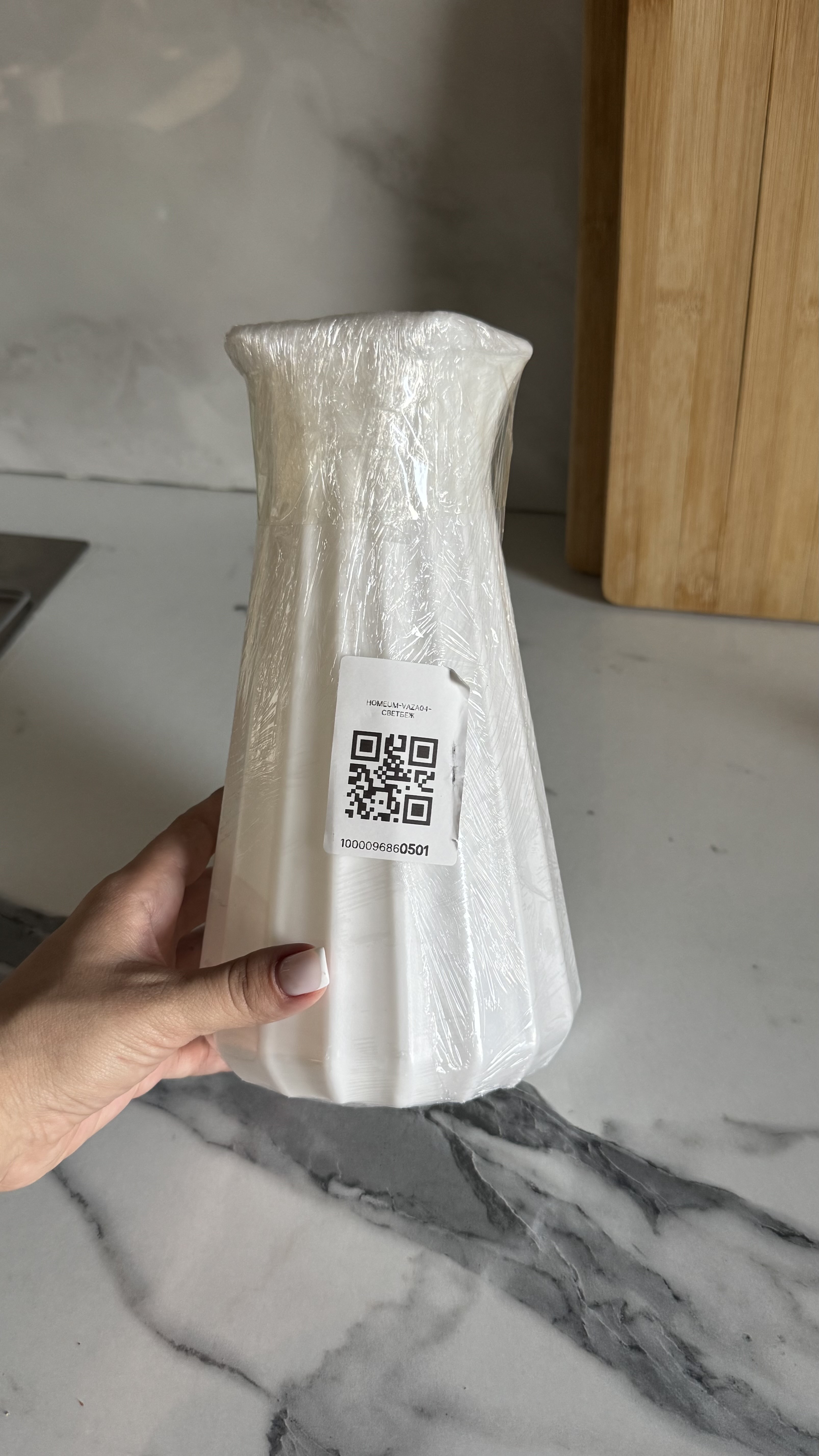 Interyer uchun dekorativ plastik vaza