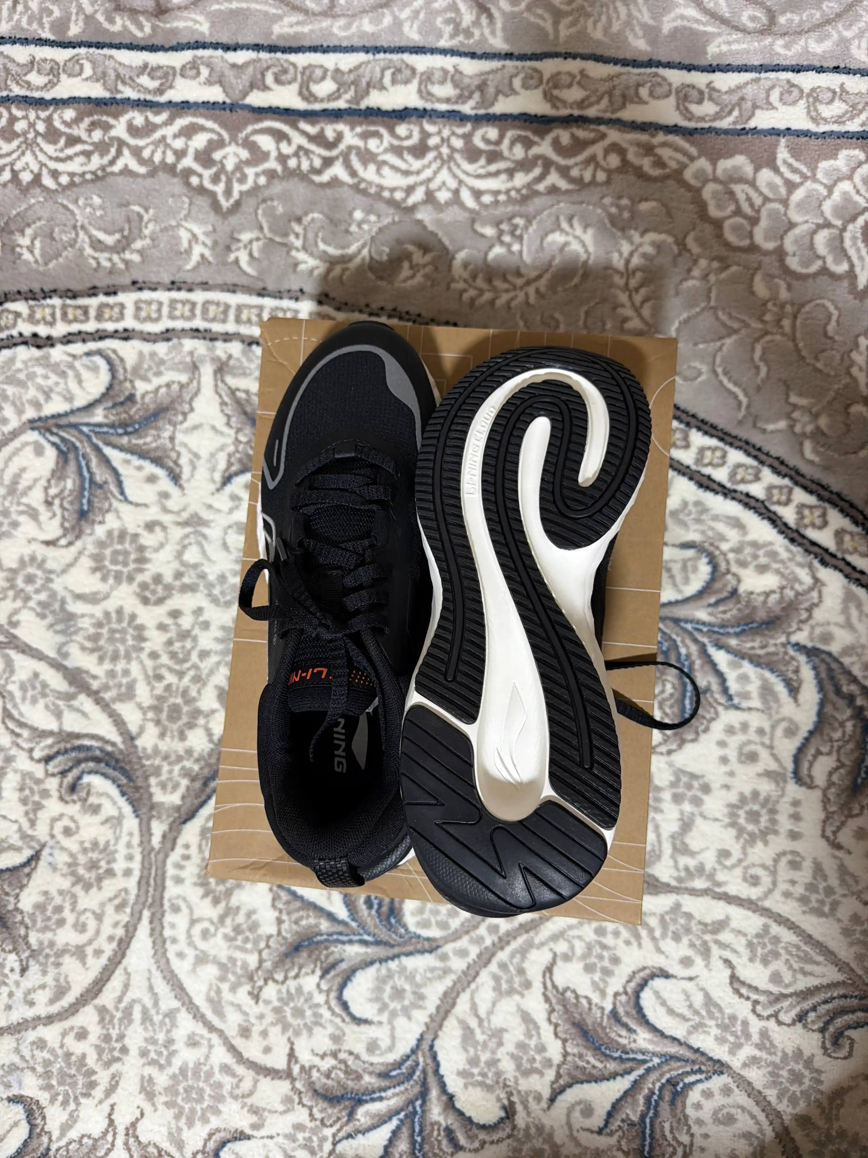 Li-Ning Floating Cloud — лёгкие мужские кроссовки с мягкой амортизацией и дышащим верхом
