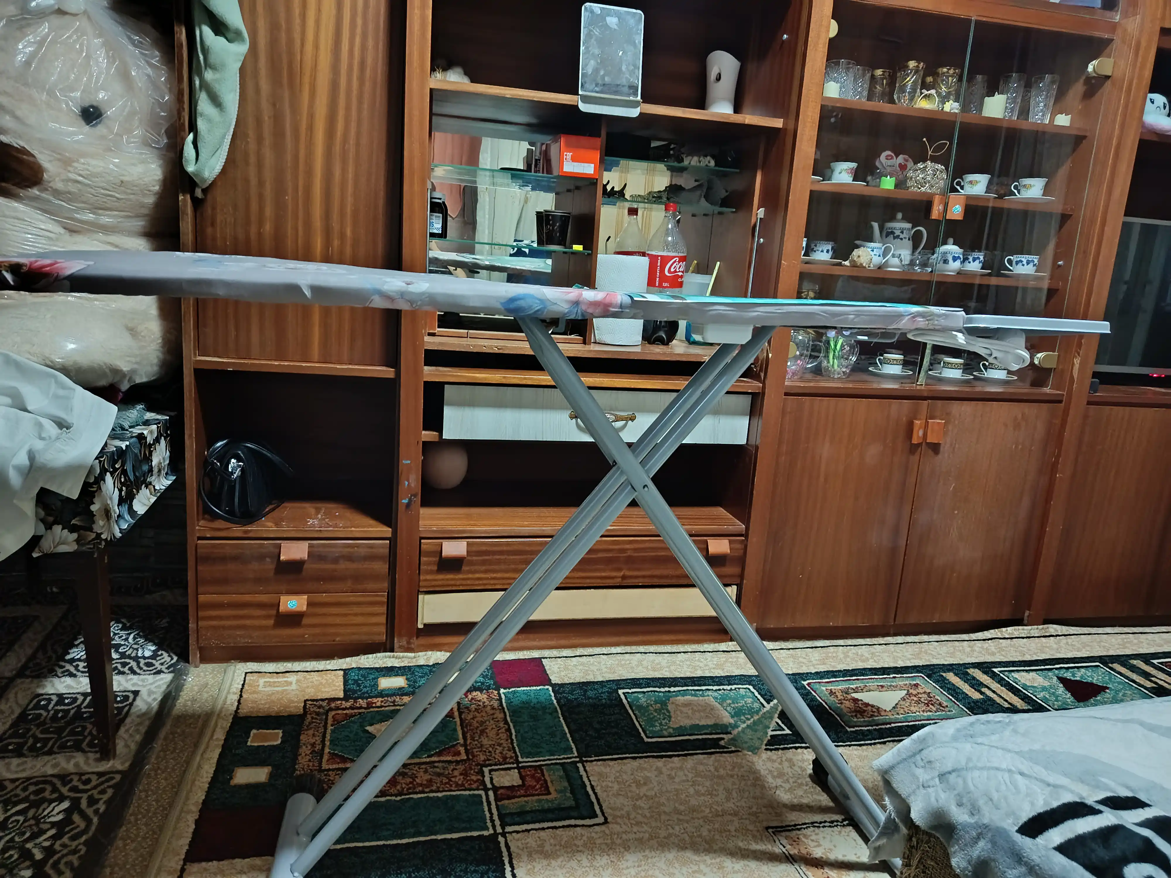 Dazmol taxtasi dazmol stendi bilan, yig'iladigan, metall korpus