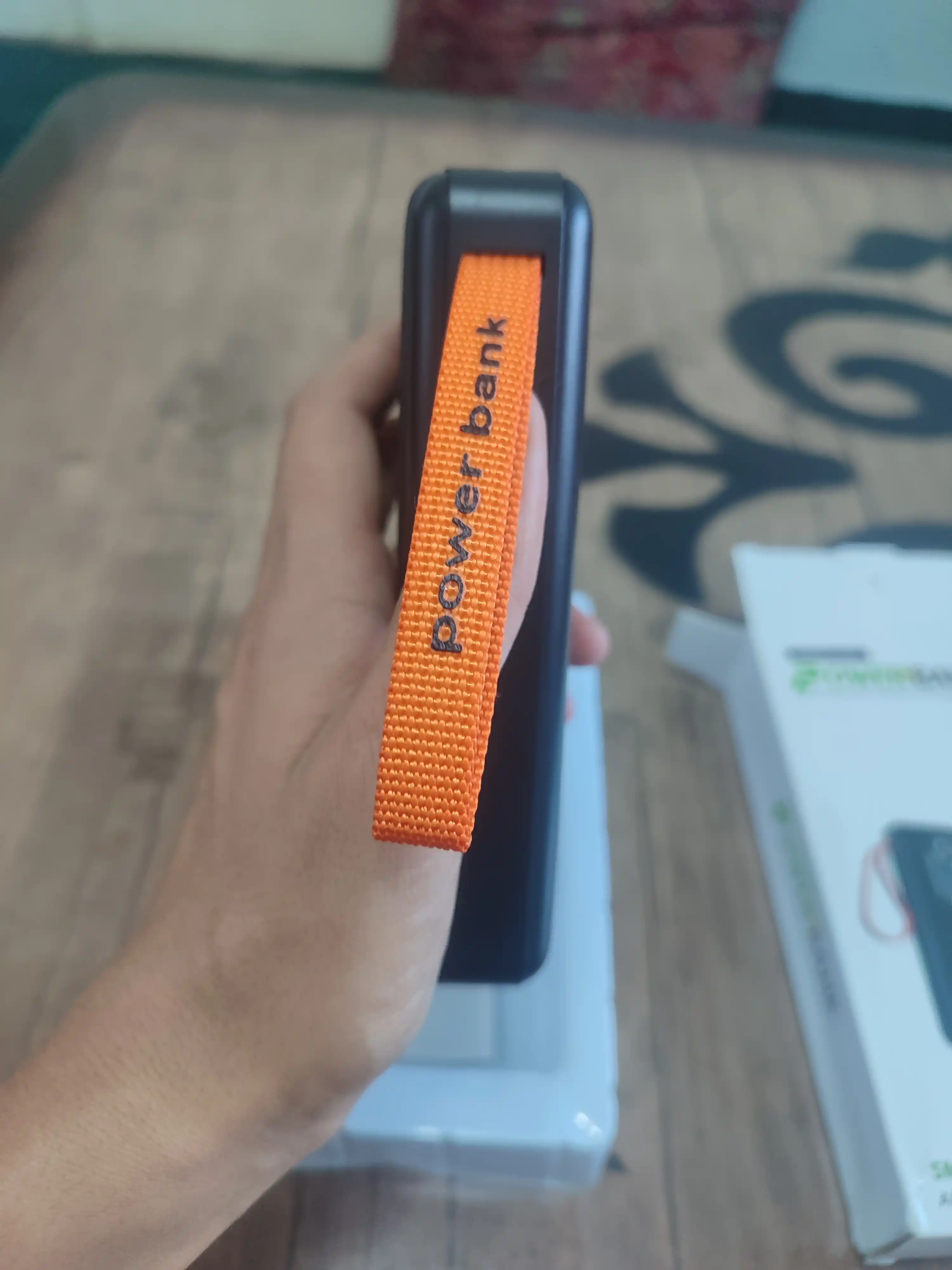 Power Bank 20000 mAh 22.5W с ремешком, встроенными кабелями, фонариком и быстрой зарядкой