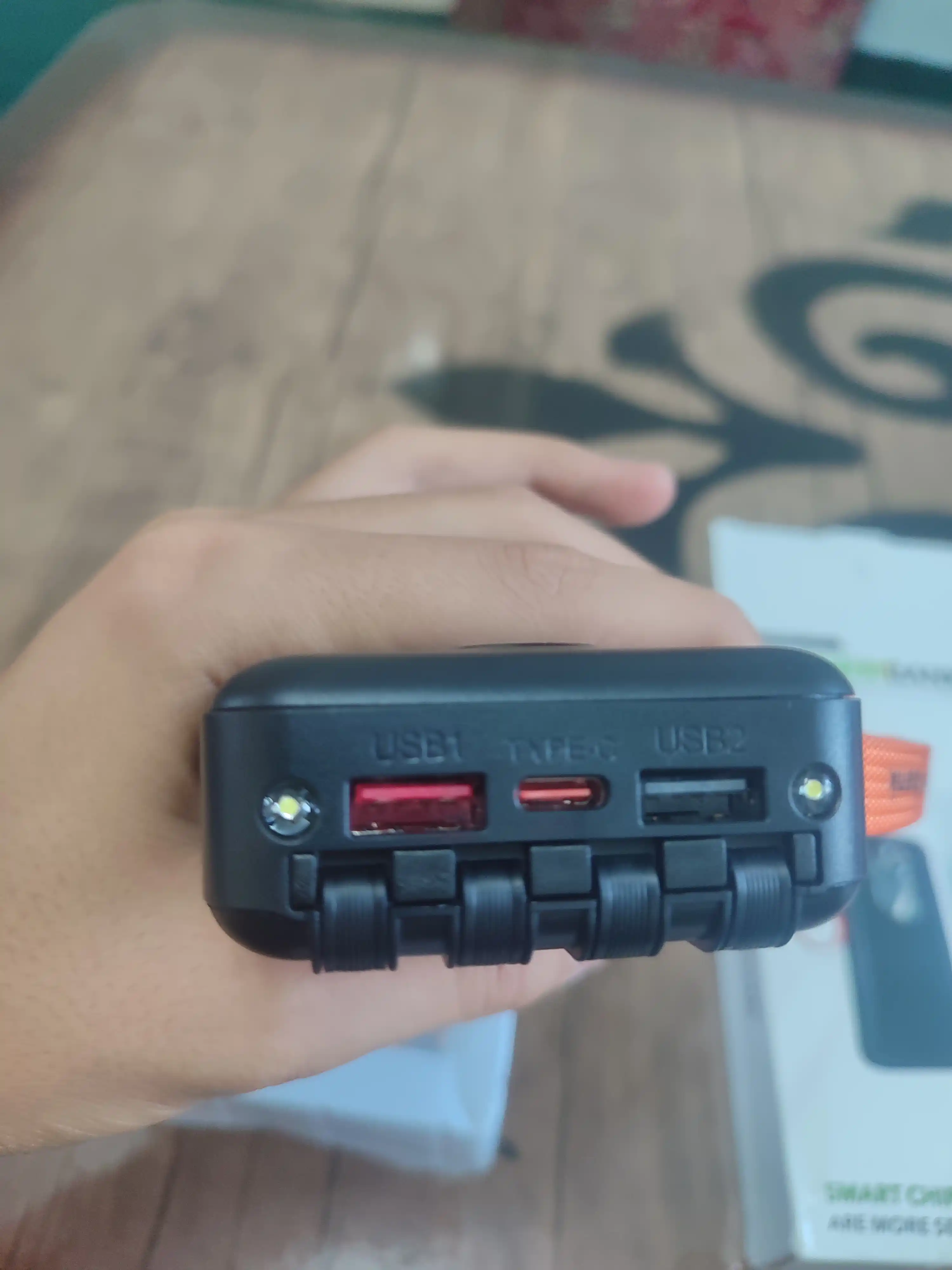 Power Bank 20000 mAh 22.5W с ремешком, встроенными кабелями, фонариком и быстрой зарядкой