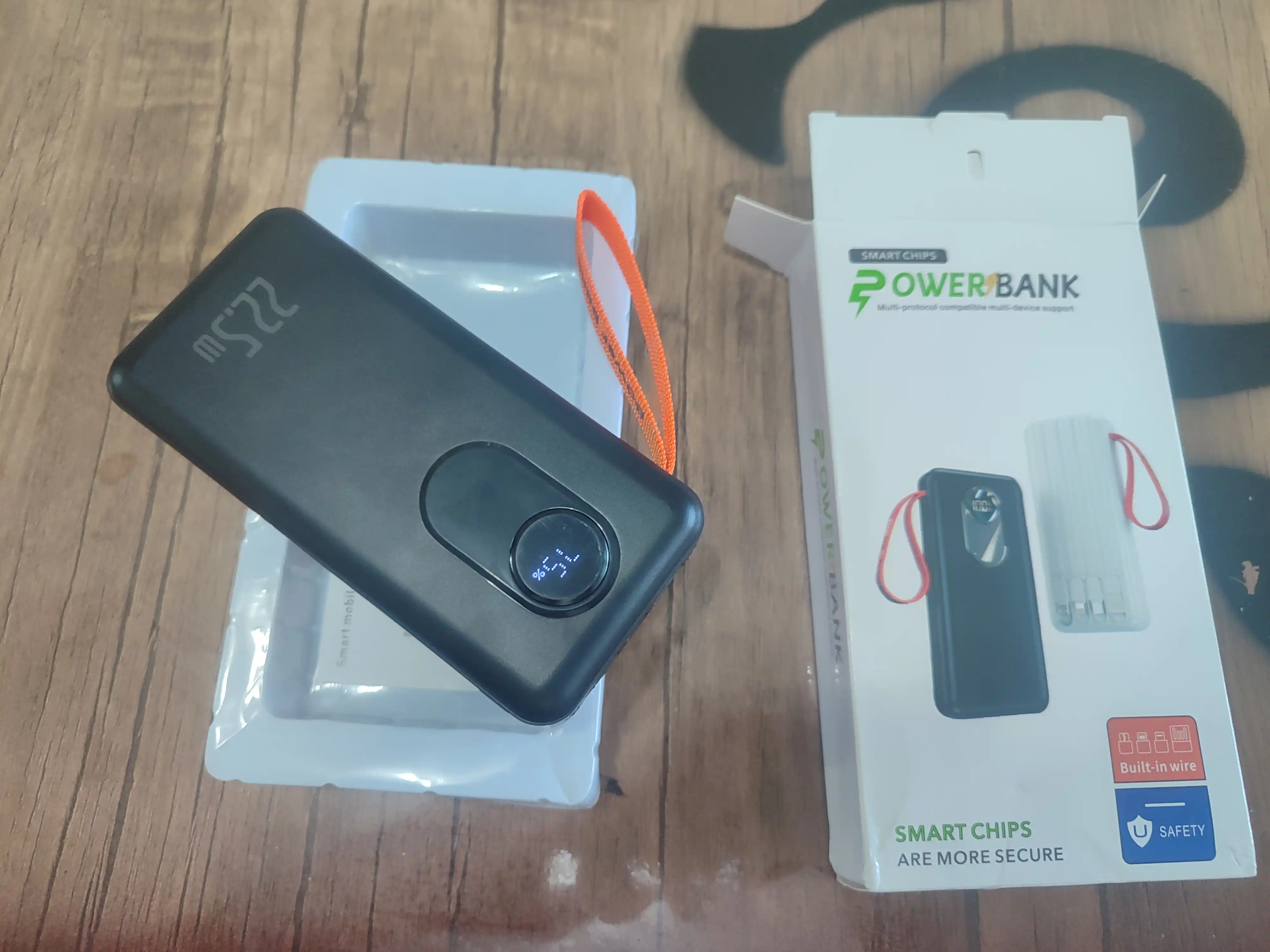 Power Bank 20000 mAh 22.5W с ремешком, встроенными кабелями, фонариком и быстрой зарядкой
