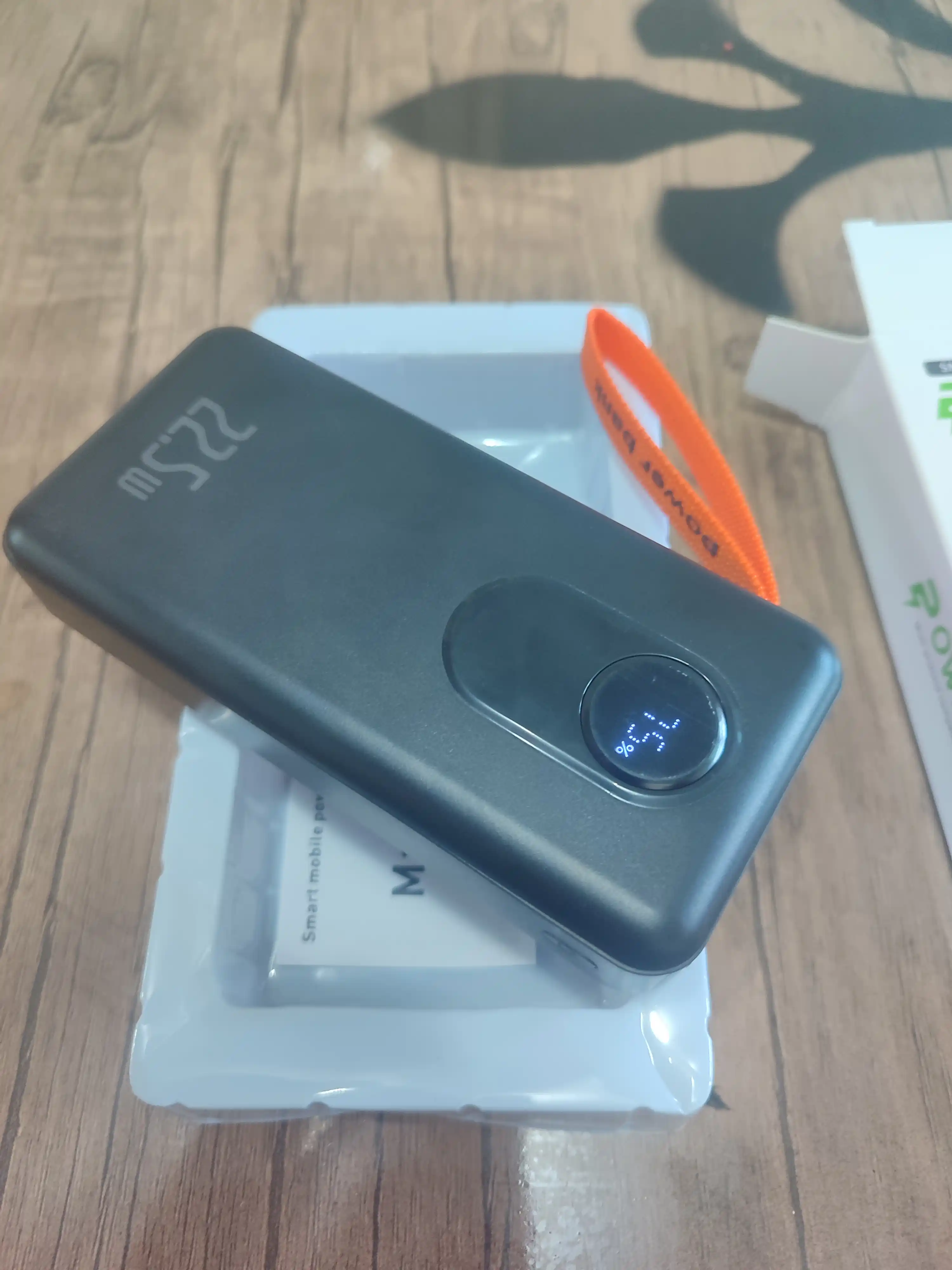 Power Bank 20000 mAh 22.5W с ремешком, встроенными кабелями, фонариком и быстрой зарядкой