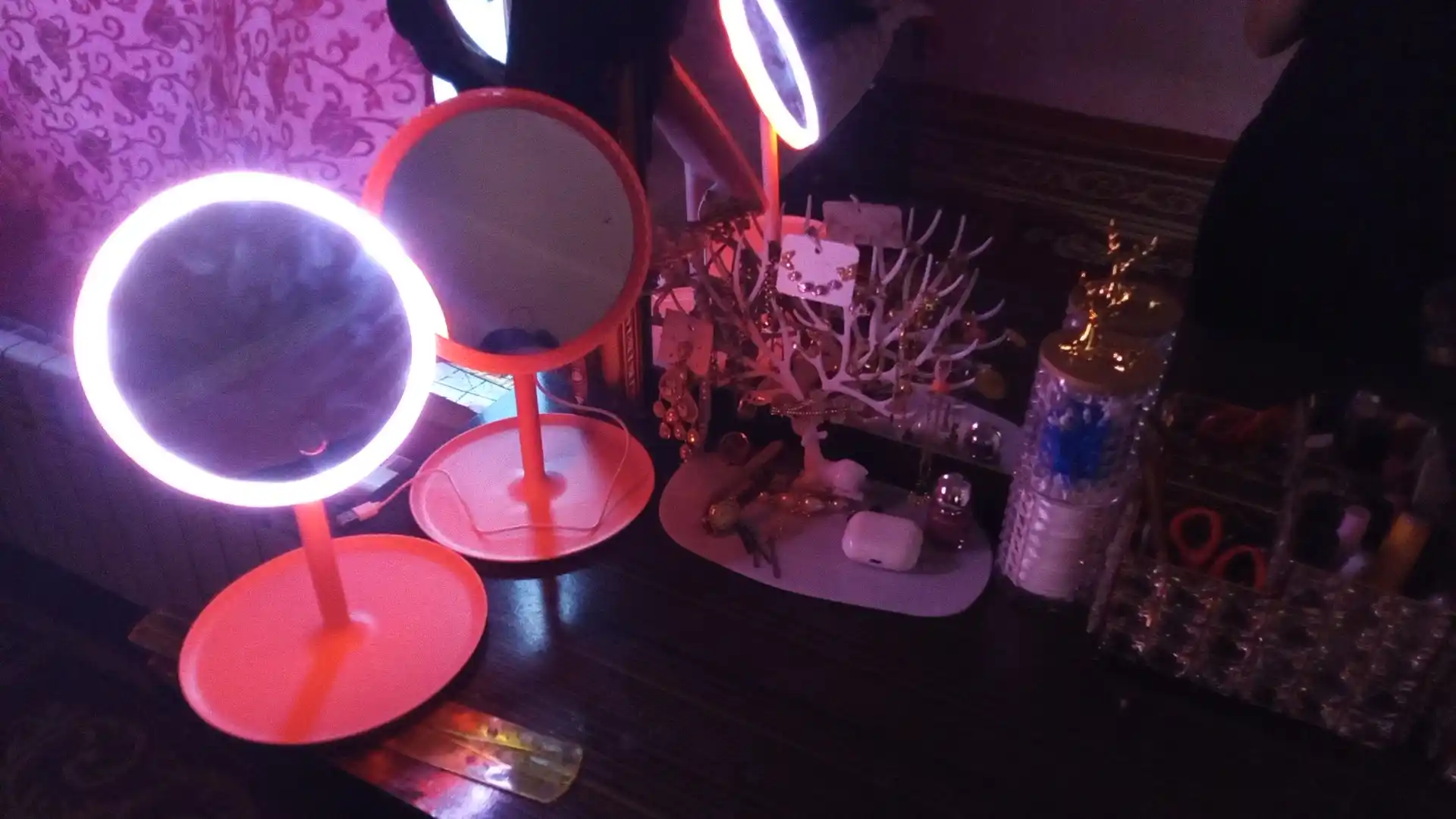 LED yoritgichli kosmetik stol oynasi - bo'yanish uchun yoritish