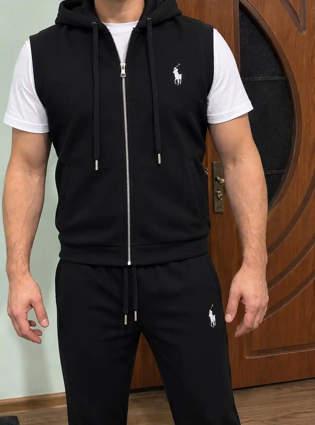 Premium erkaklar uchun kapyushonli yengsiz jilet va jogger shimli komplekt