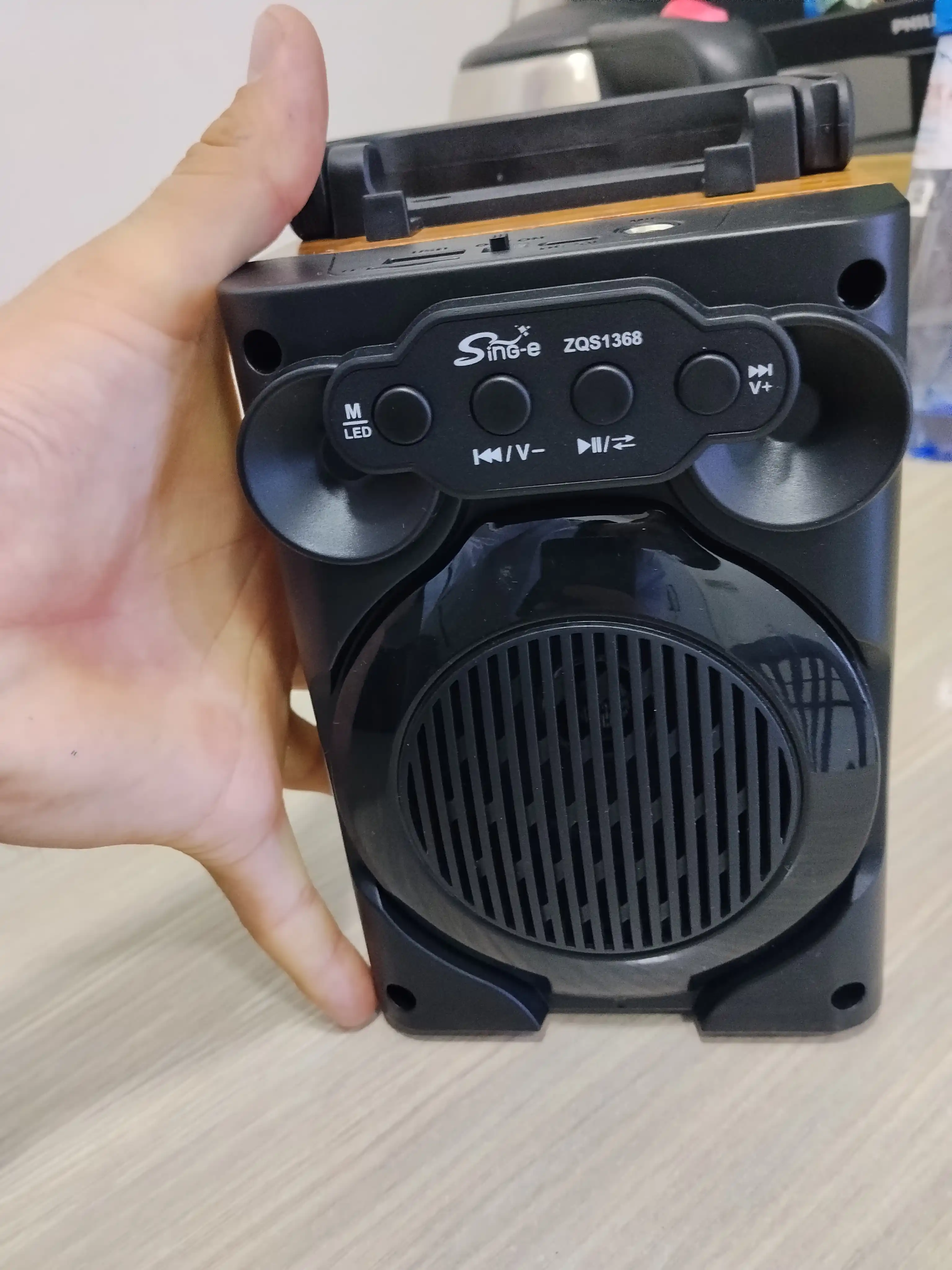 Simsiz katta karnay, karaoke musiqasi, mikrofon, pult va RGB yoritgich