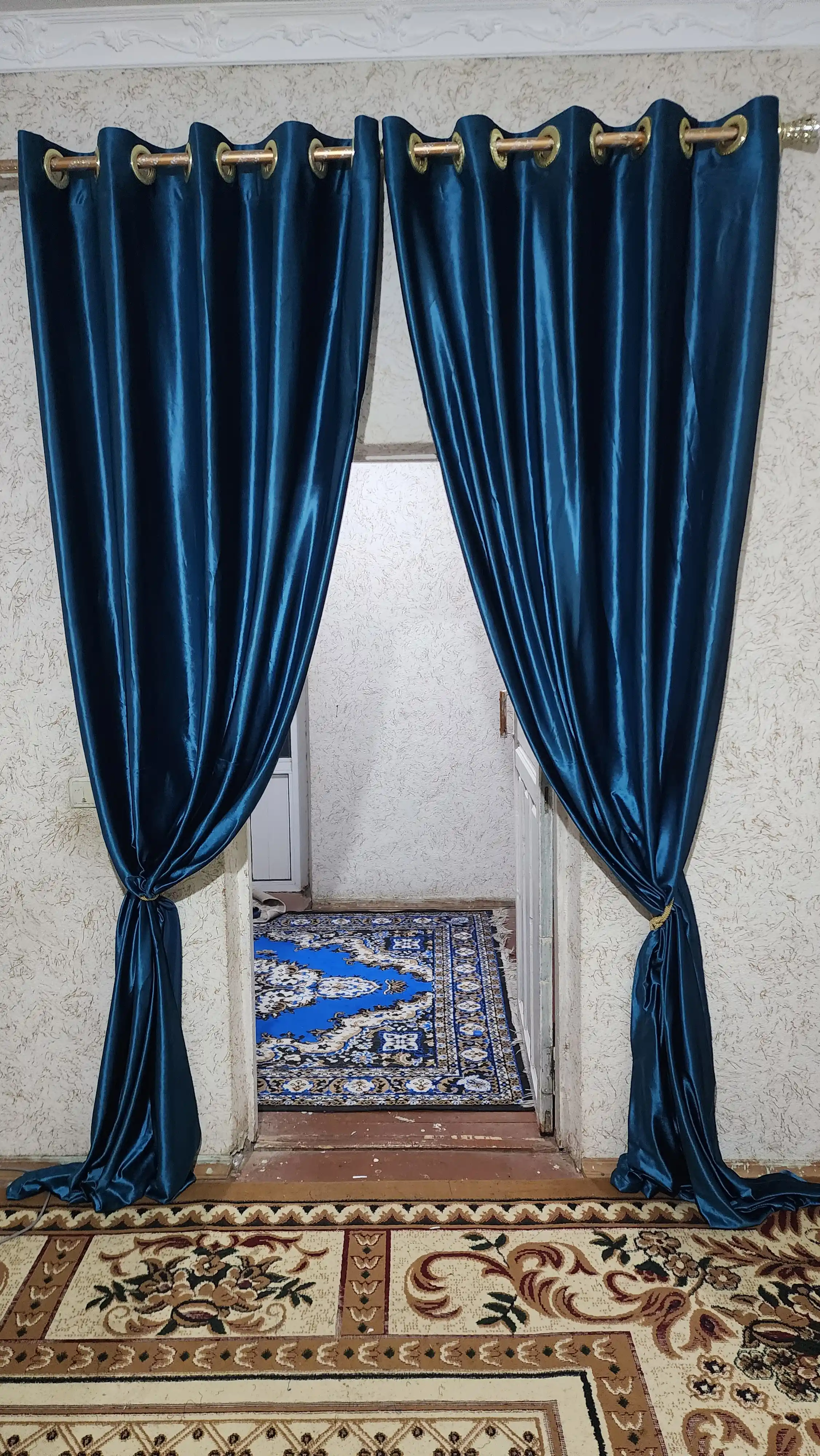 150 × 280 sm o‘lchamdagi parda zal oshxona, mehmonxona va bolalar xonasi uchun mos keladi