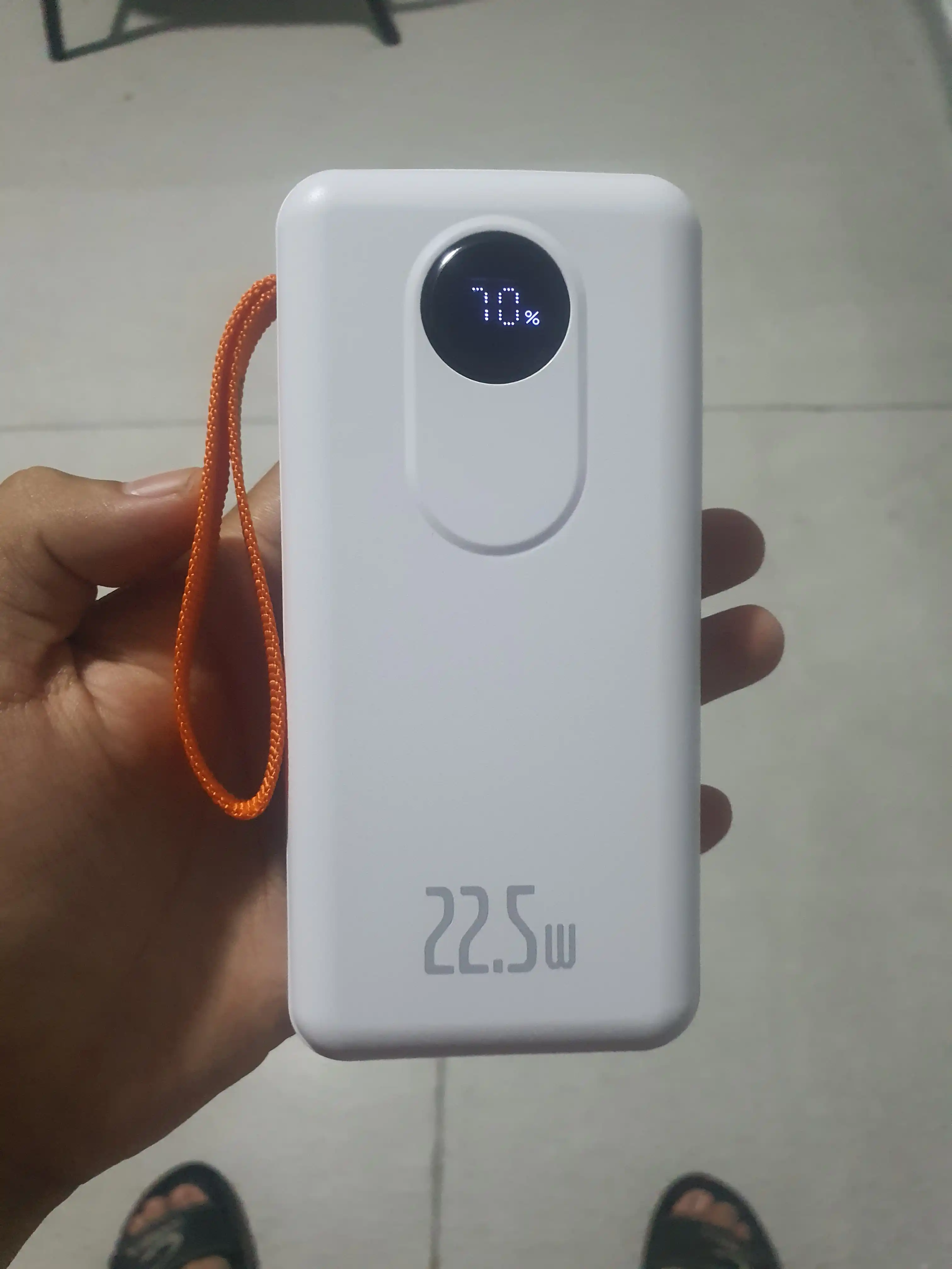 Power Bank 20000 mAh 22.5W с ремешком, встроенными кабелями, фонариком и быстрой зарядкой