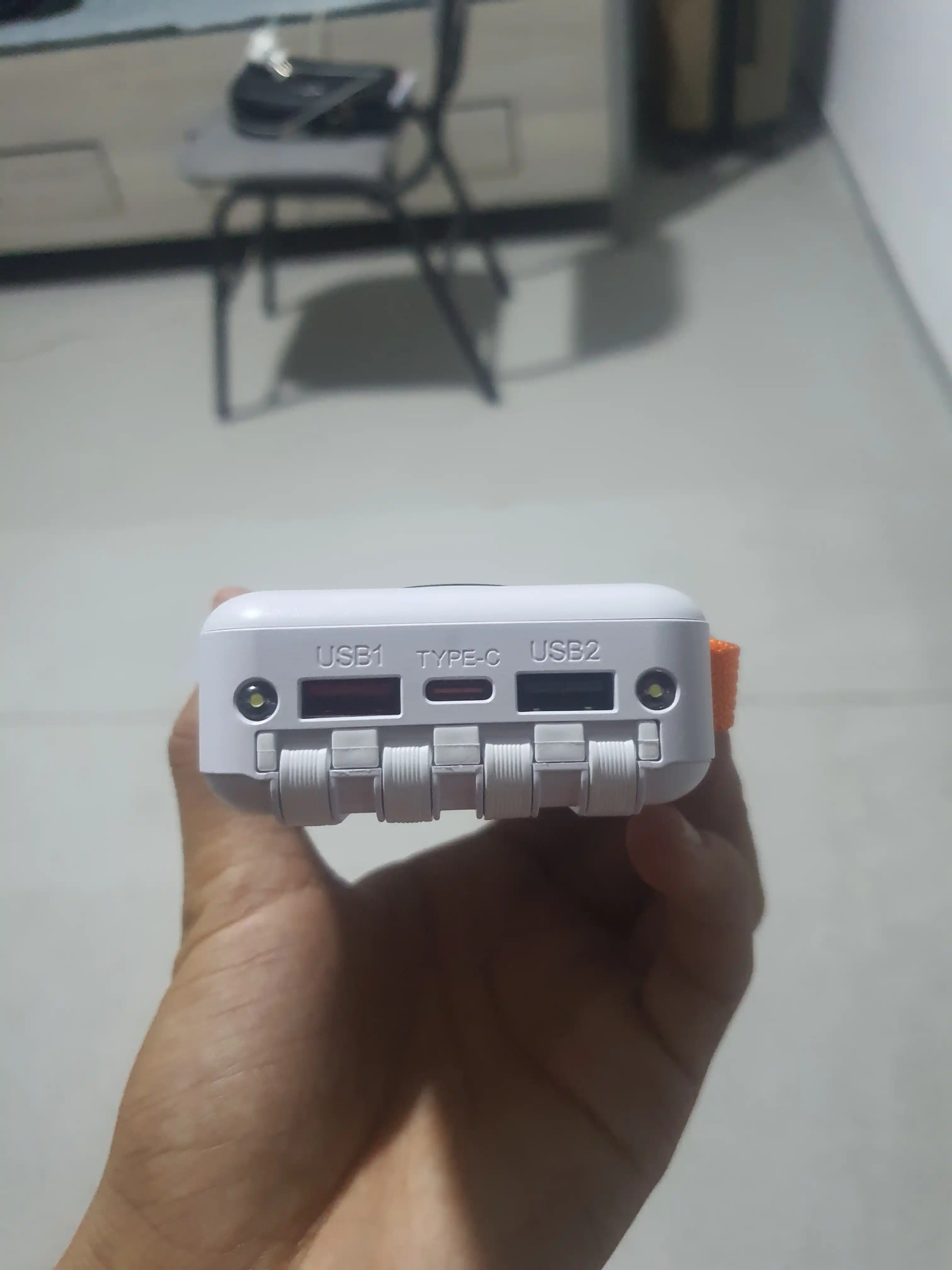 Power Bank 20000 mAh 22.5W с ремешком, встроенными кабелями, фонариком и быстрой зарядкой