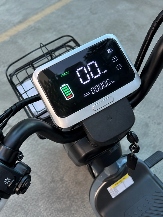 Ikki kishilik elektr skuter, tezligi 25 km/soat, yurish masofasi 50 km gacha