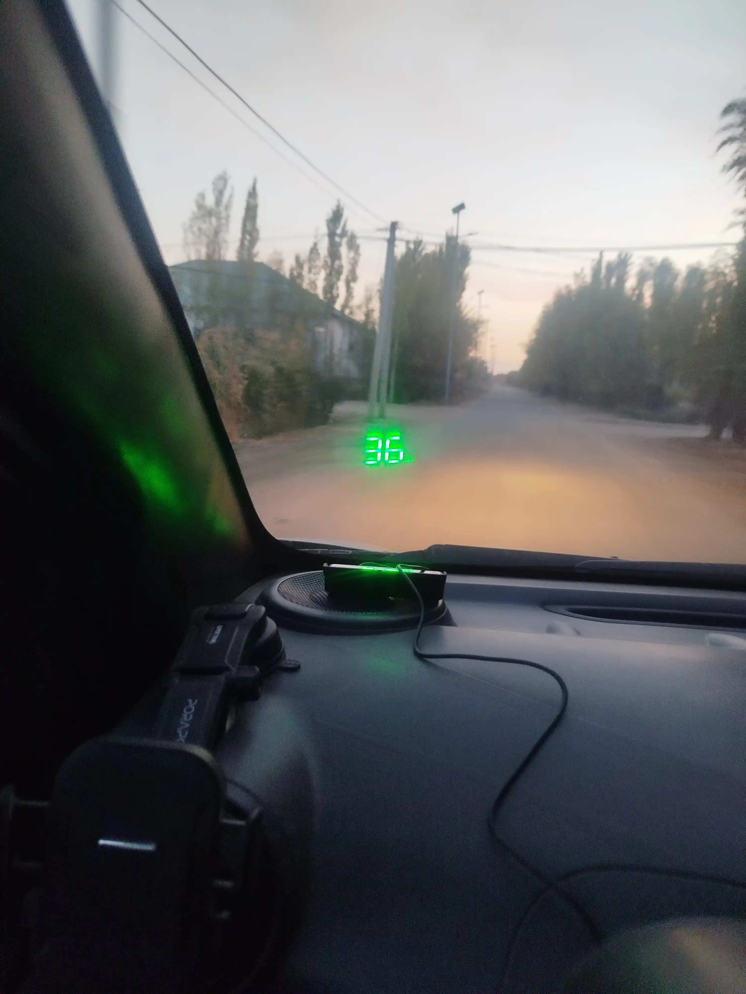 Avtomobil HUD displey – tezlik ko‘rsatkichi, tezlik proyektori