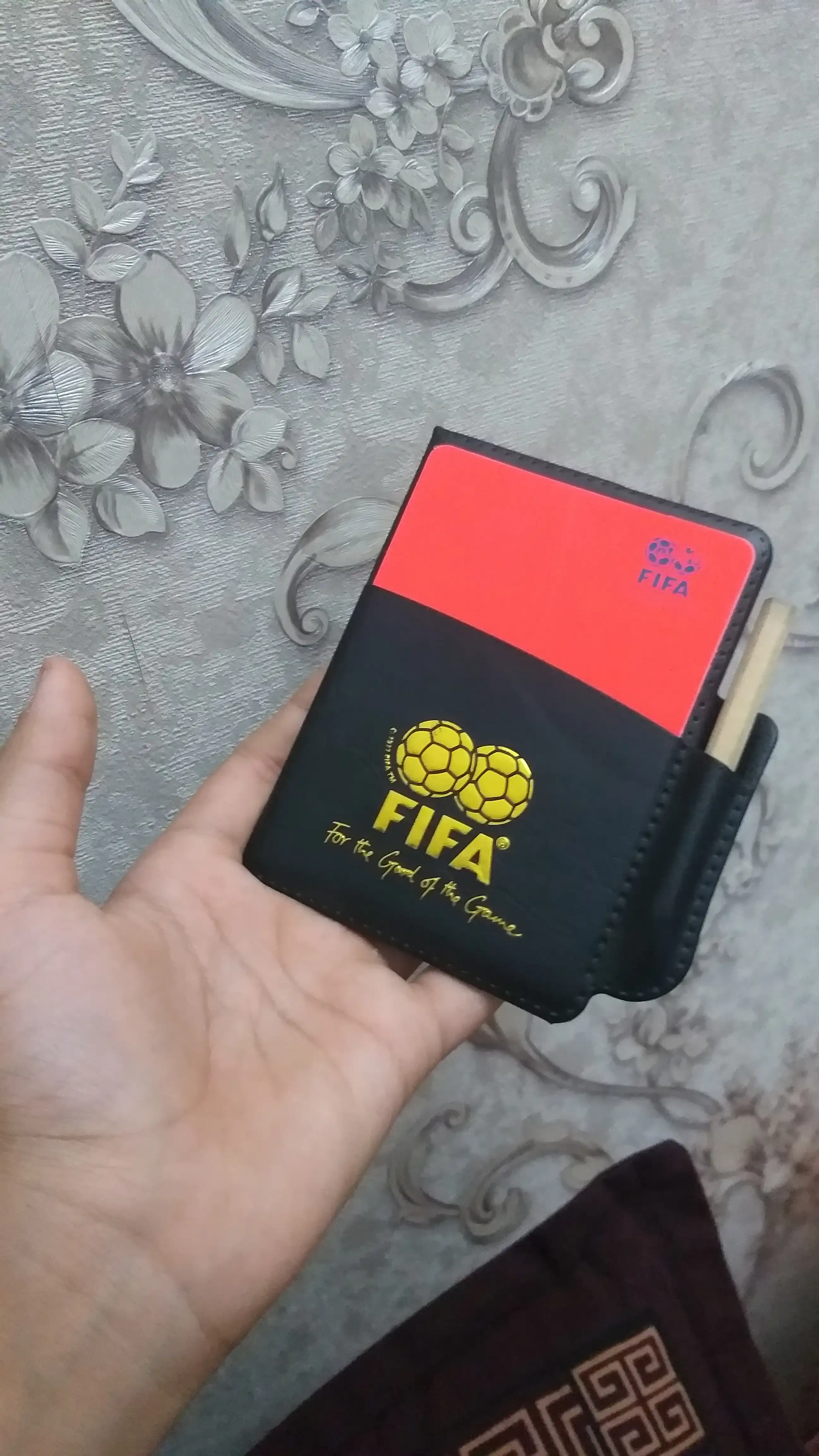 Futbol hakam kartochkalari футляр bilan — sariq va qizil, hakam to‘plami