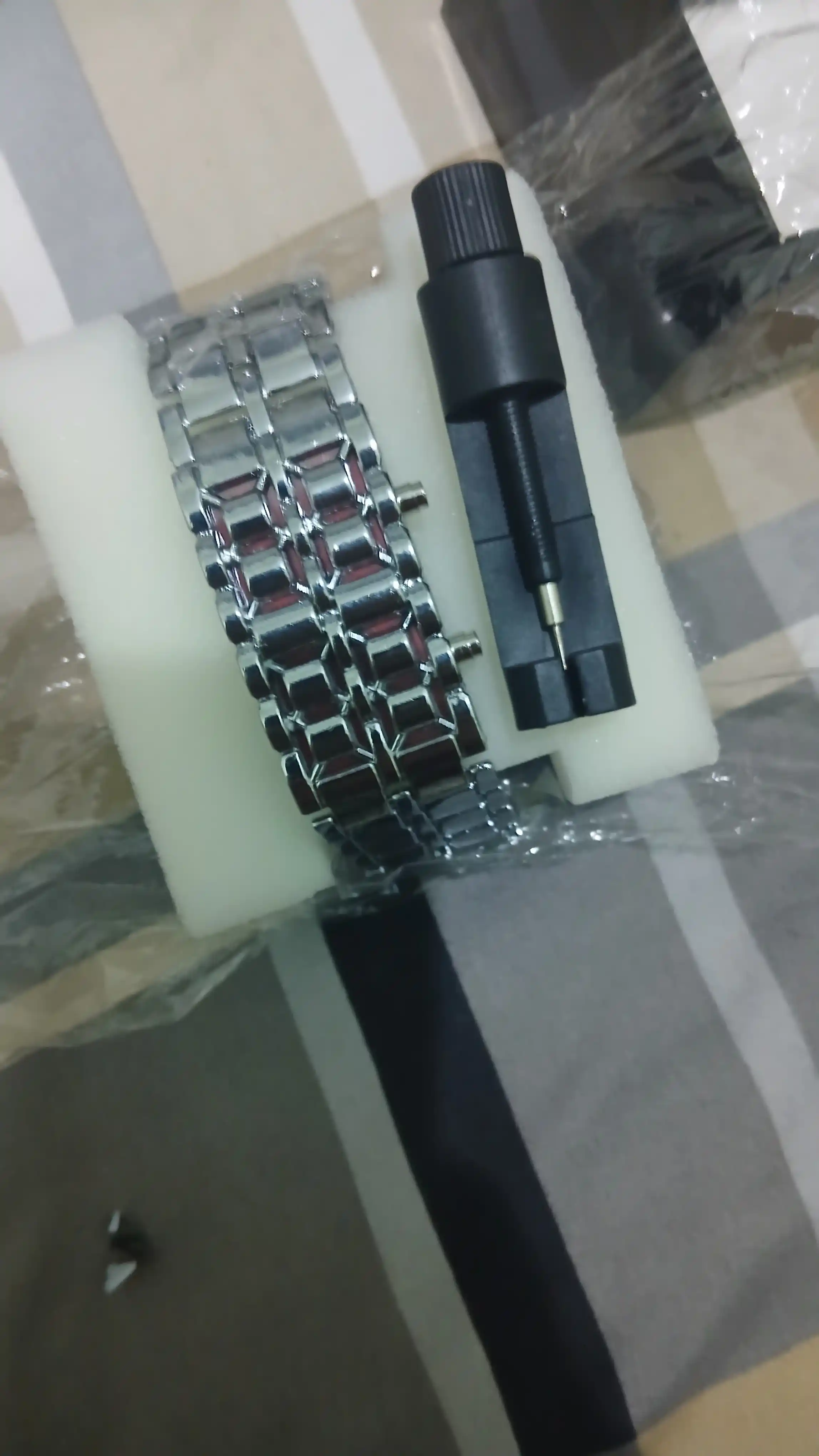 Erkaklar uchun LED soat bilaguzuk, yorqin displey qo'l soati, LED yoritgich, braslet