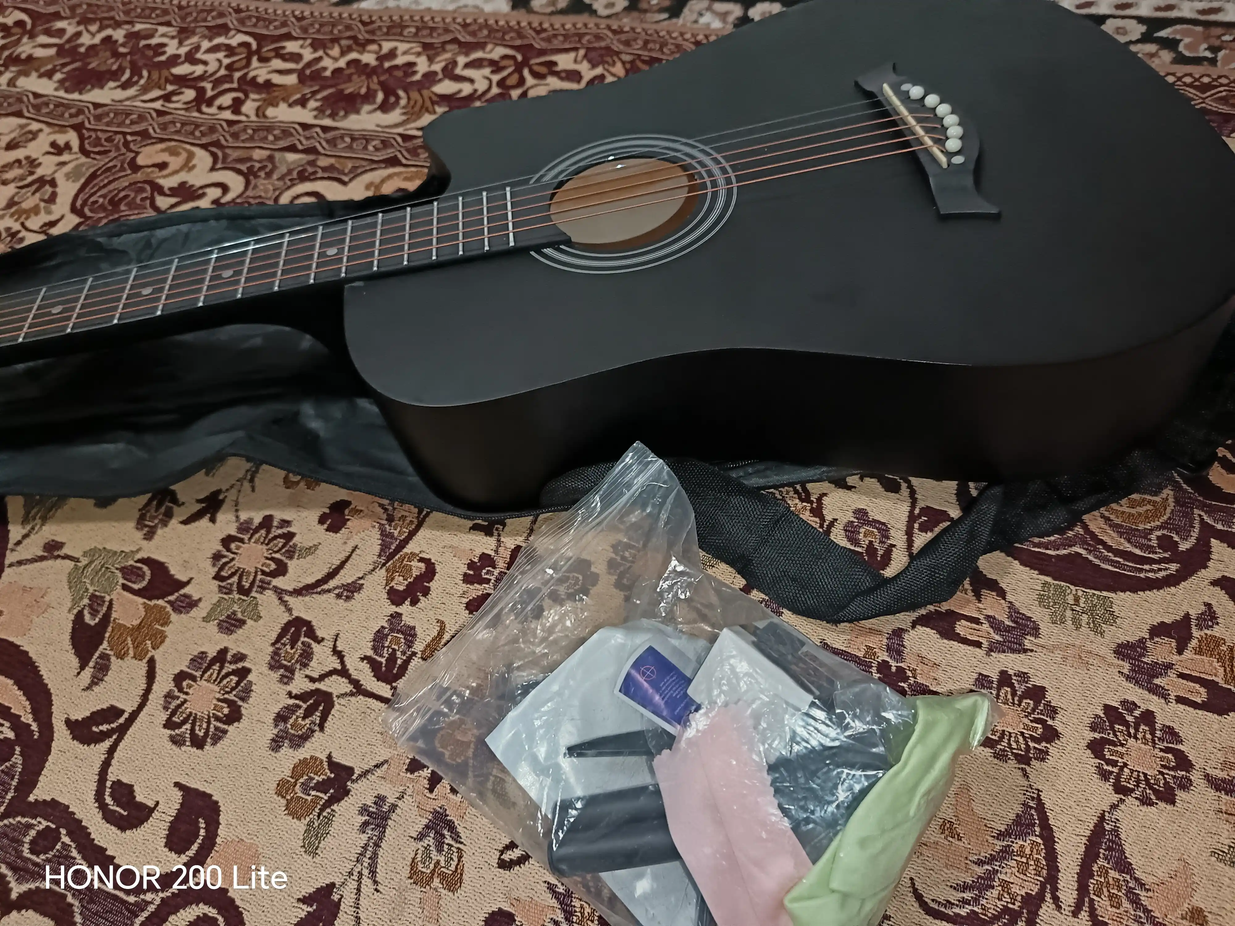 Akustik gitara, FIDGO to‘plamida 30 ta aksessuar