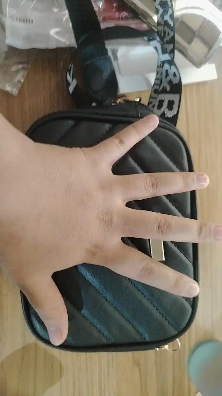 Ayollar uchun keng tasmali yelkama sumka