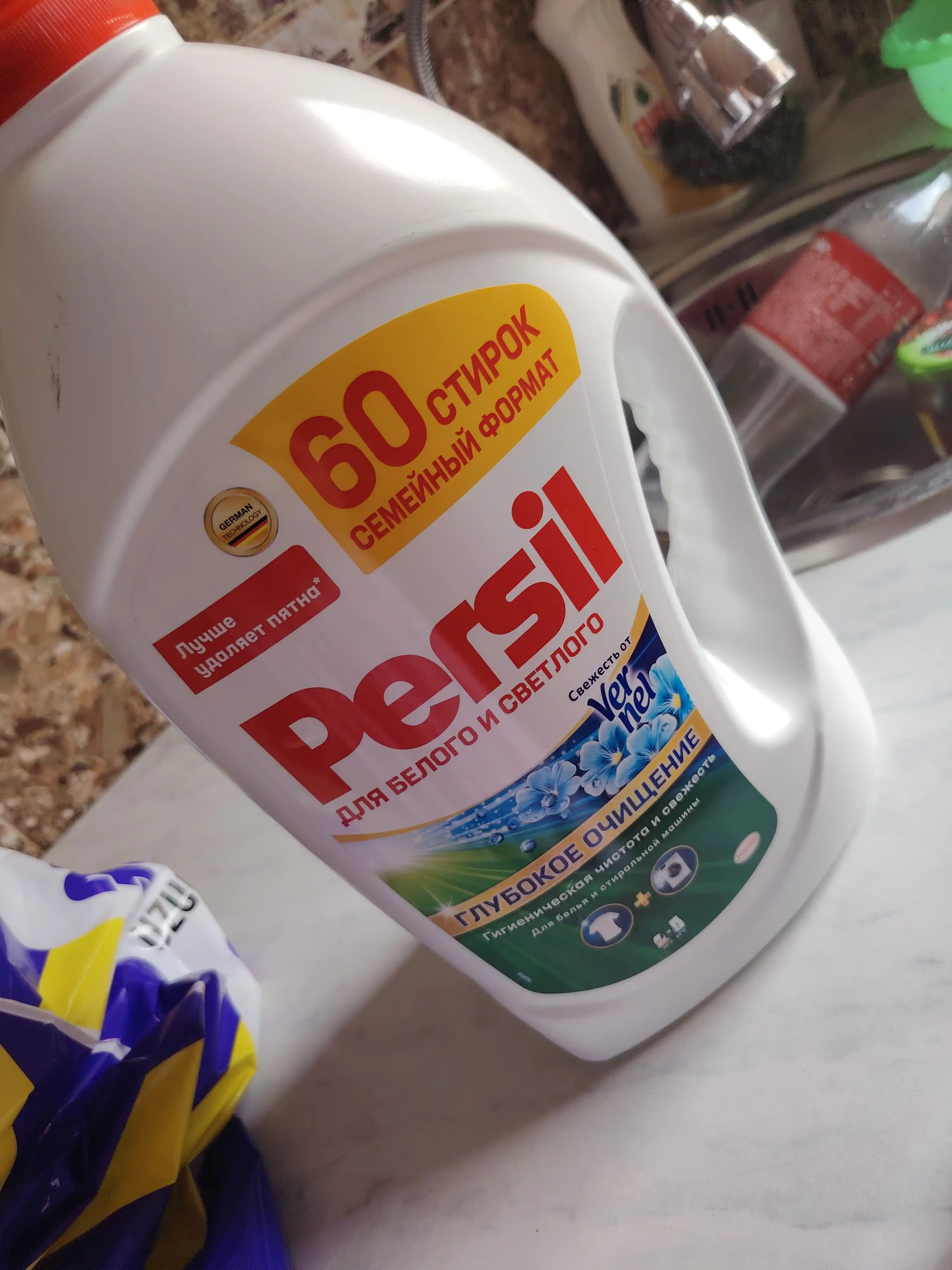 Vernel dan ishlab chiqarilgan oq va och rangli matolar uchun Persil Freshness kir yuvish geli, 3.9 l, 60 marta yuvish