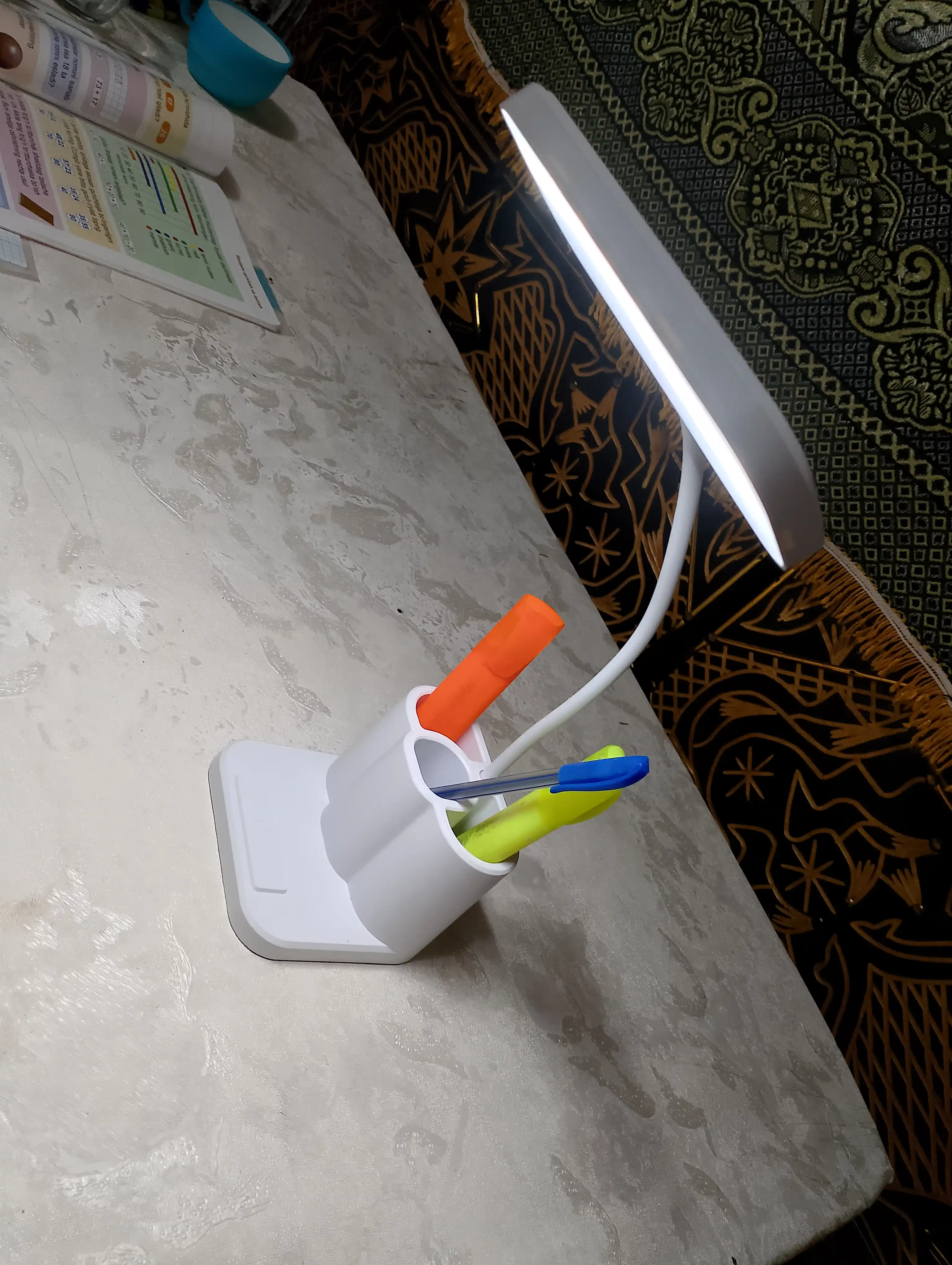 Smart LED lampa, yorqin nur va tashkilotchilik birgalikda