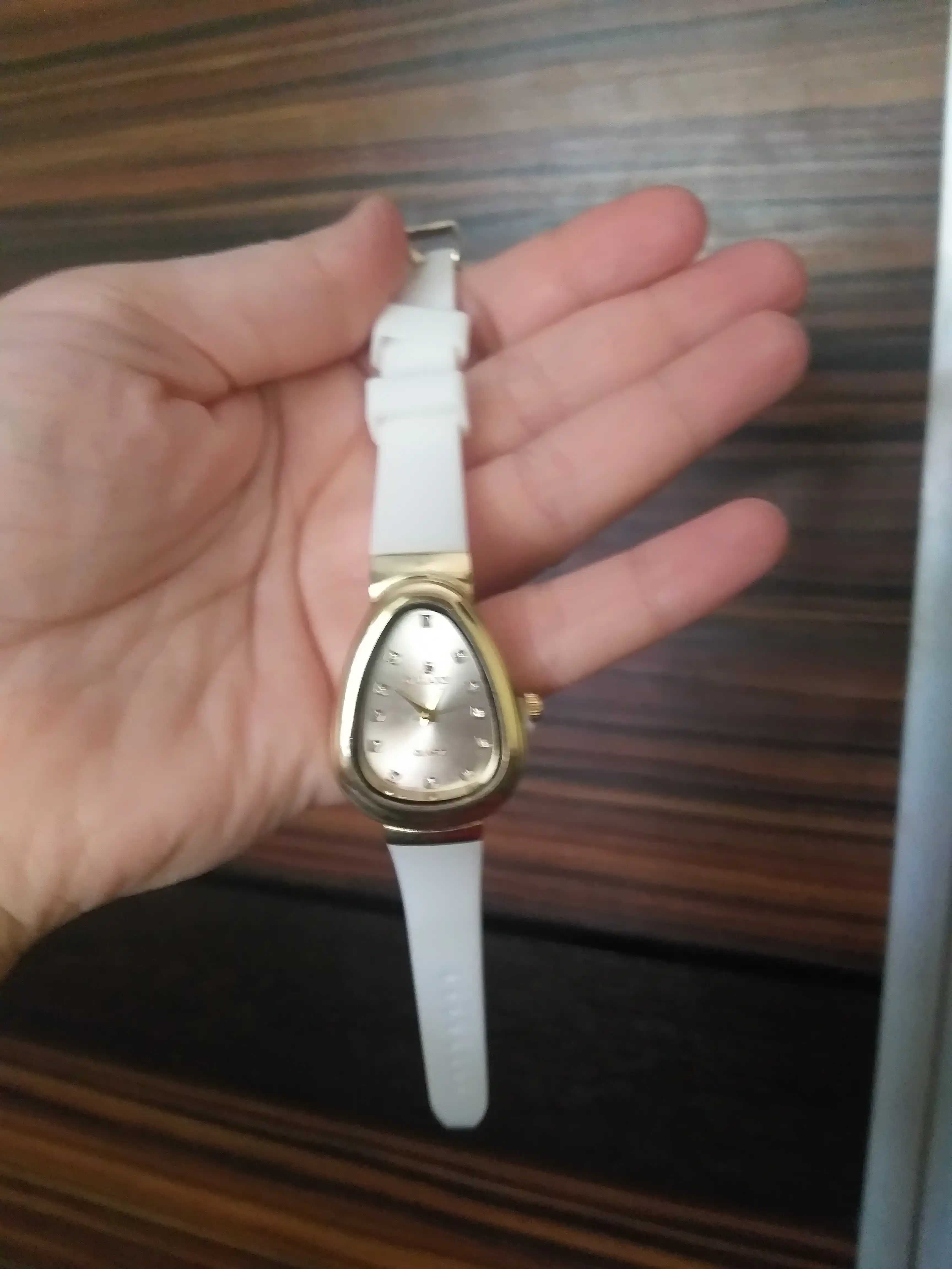 Ayollar qo‘l soati, silikon tasmali, nafis va zamonaviy dizayn, kundalik va sovg‘a uchun