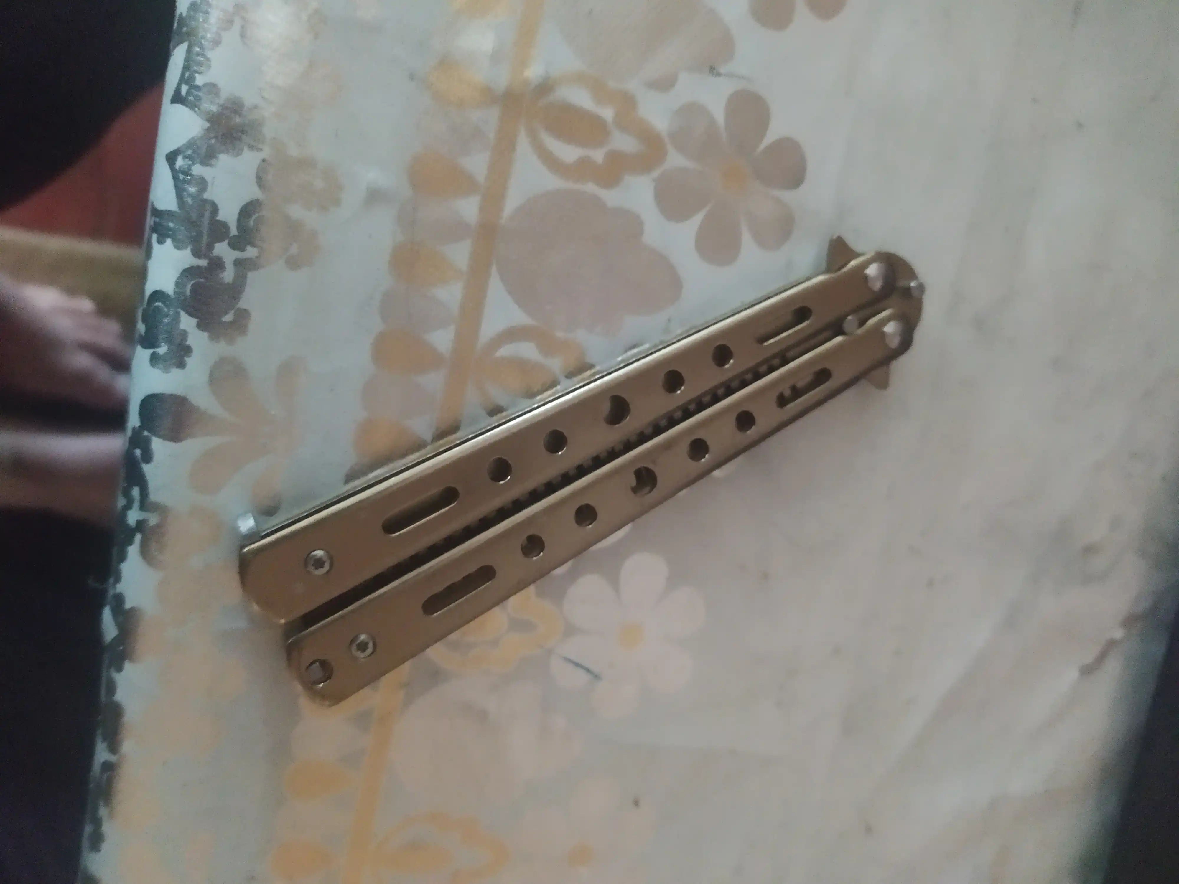 Taroq metal balisong, soch va soqol turmagi, flipping va mashqlar uchun ixcham taroq