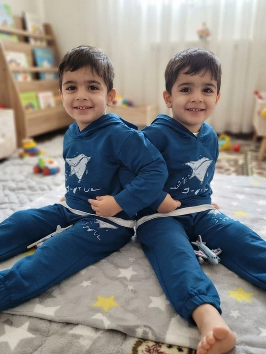 Bolalar uchun ko‘k rangli 2 qismli sport kostyumi, kapyushonli huddi va shim, samolyot