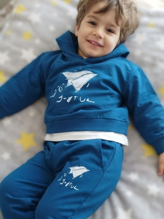 Bolalar uchun ko‘k rangli 2 qismli sport kostyumi, kapyushonli huddi va shim, samolyot