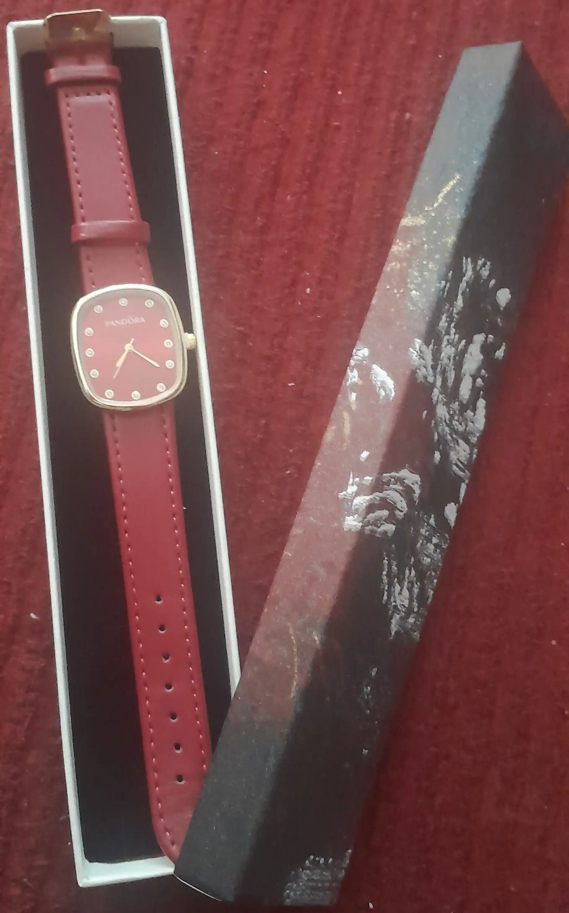 Ayollar qo'l soati Pandora uslubida, qora charm tasma, kvadrat korpus, zirkonli