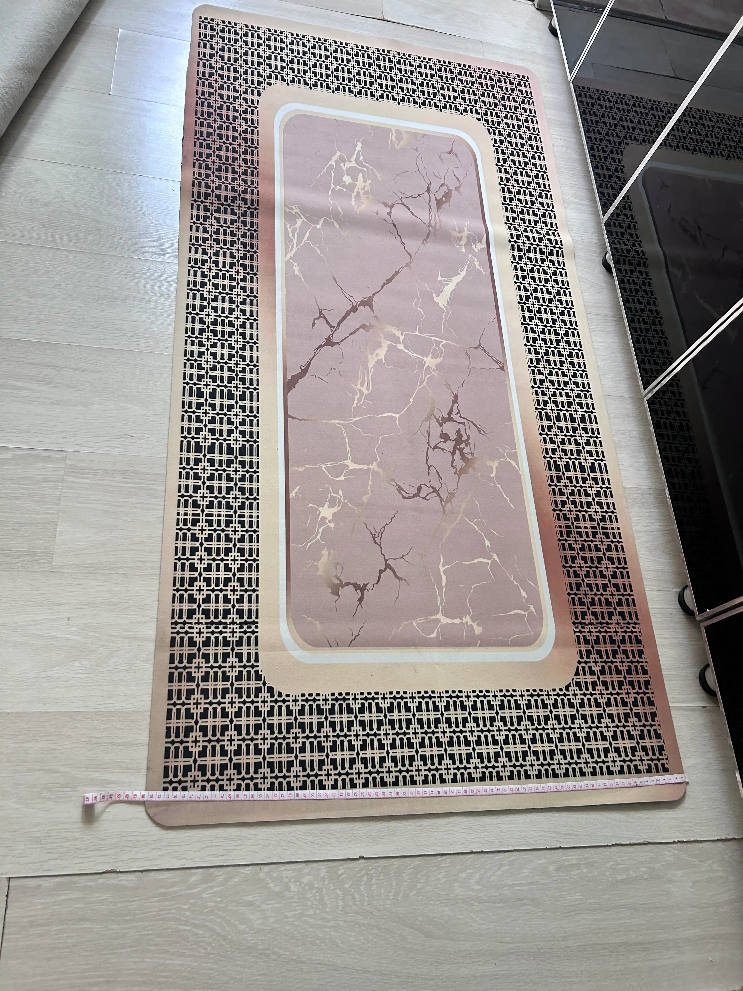 Uy va xona uchun marmar naqshli va klassik hoshiyali gilam