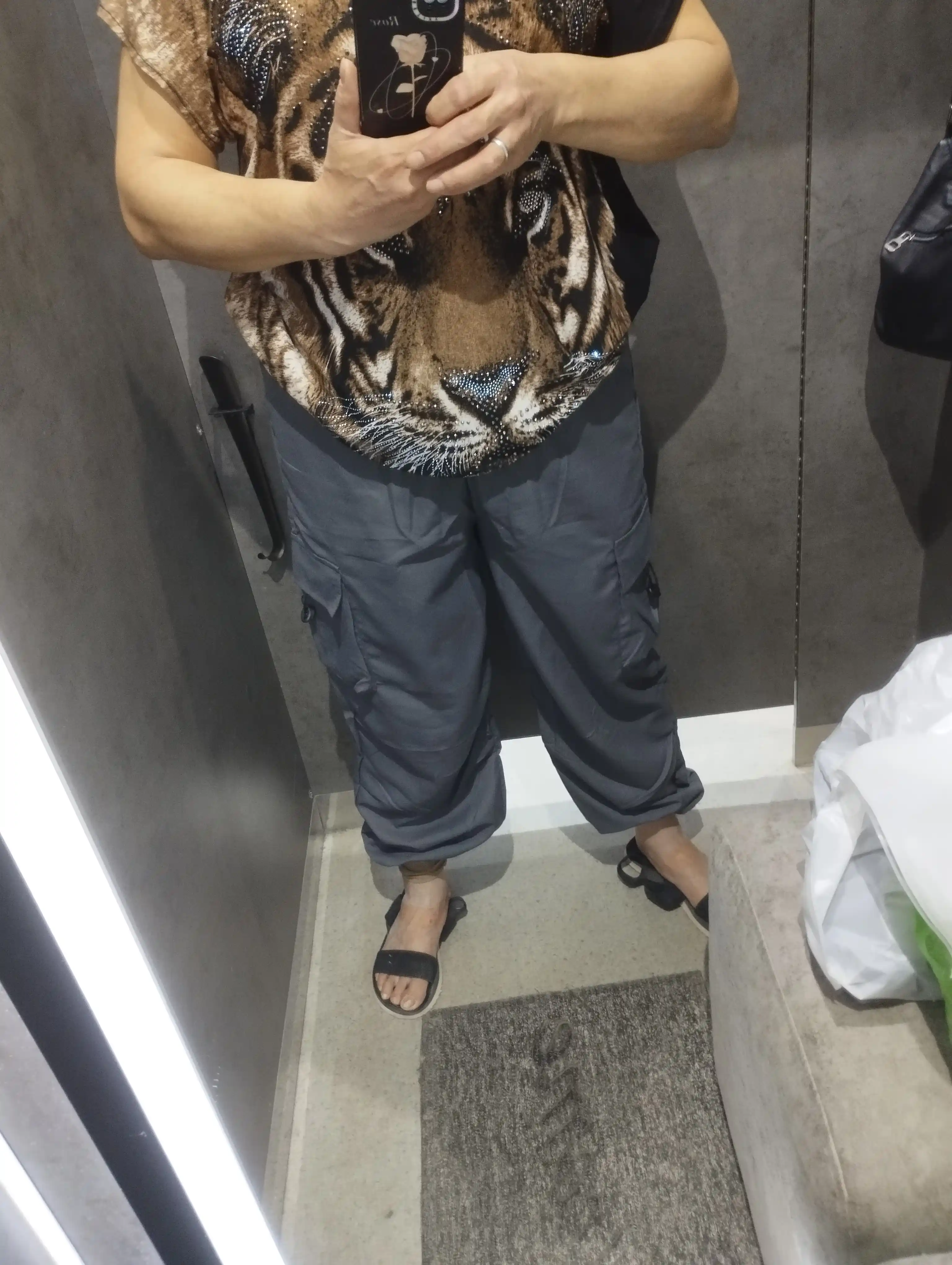 Ayollar cargo shimi, keng fason